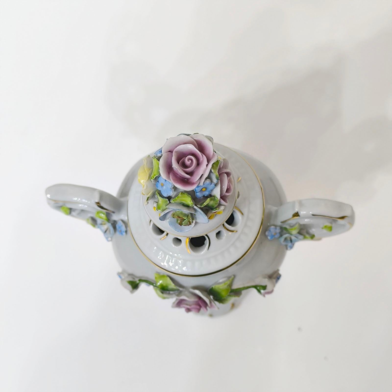 Anfora di porcellana tedesca Dresden Porcelain in vendita 3