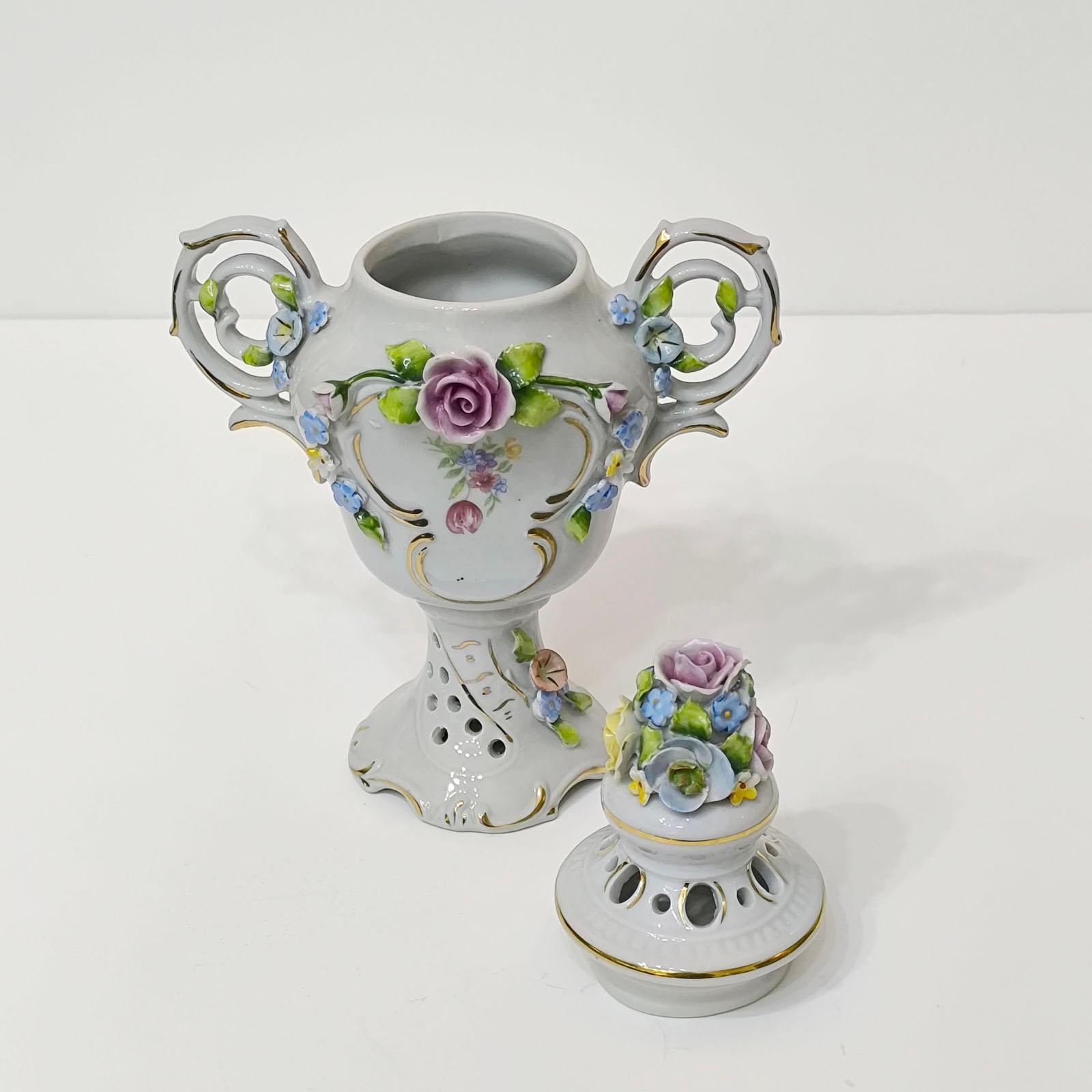 Anfora di porcellana tedesca Dresden Porcelain in vendita 4
