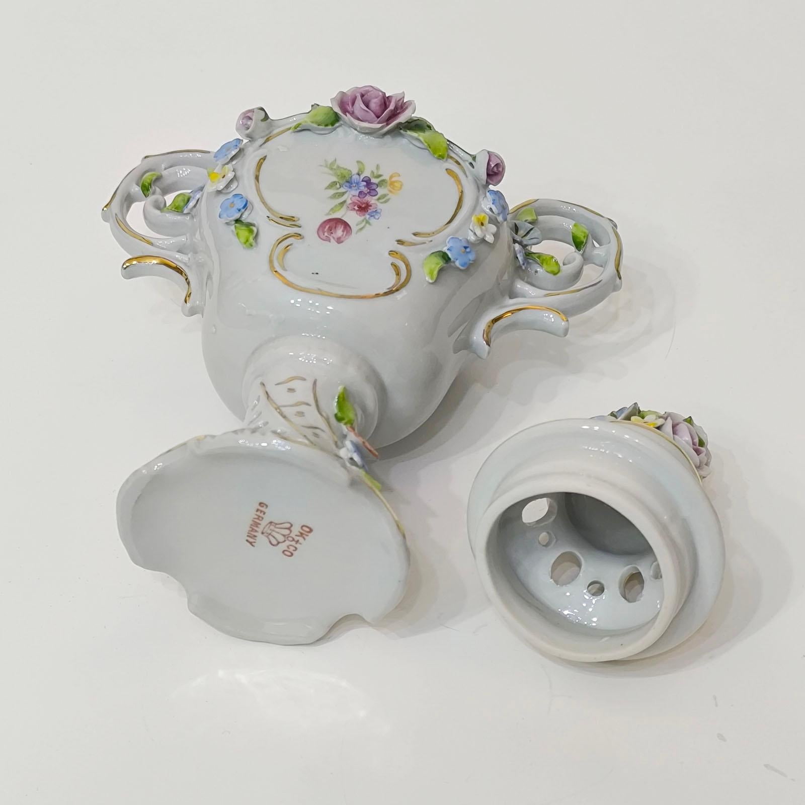 Anfora di porcellana tedesca Dresden Porcelain in vendita 5