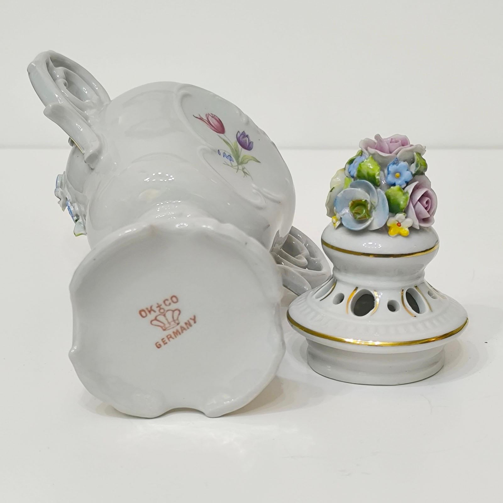 Anfora di porcellana tedesca Dresden Porcelain in vendita 6