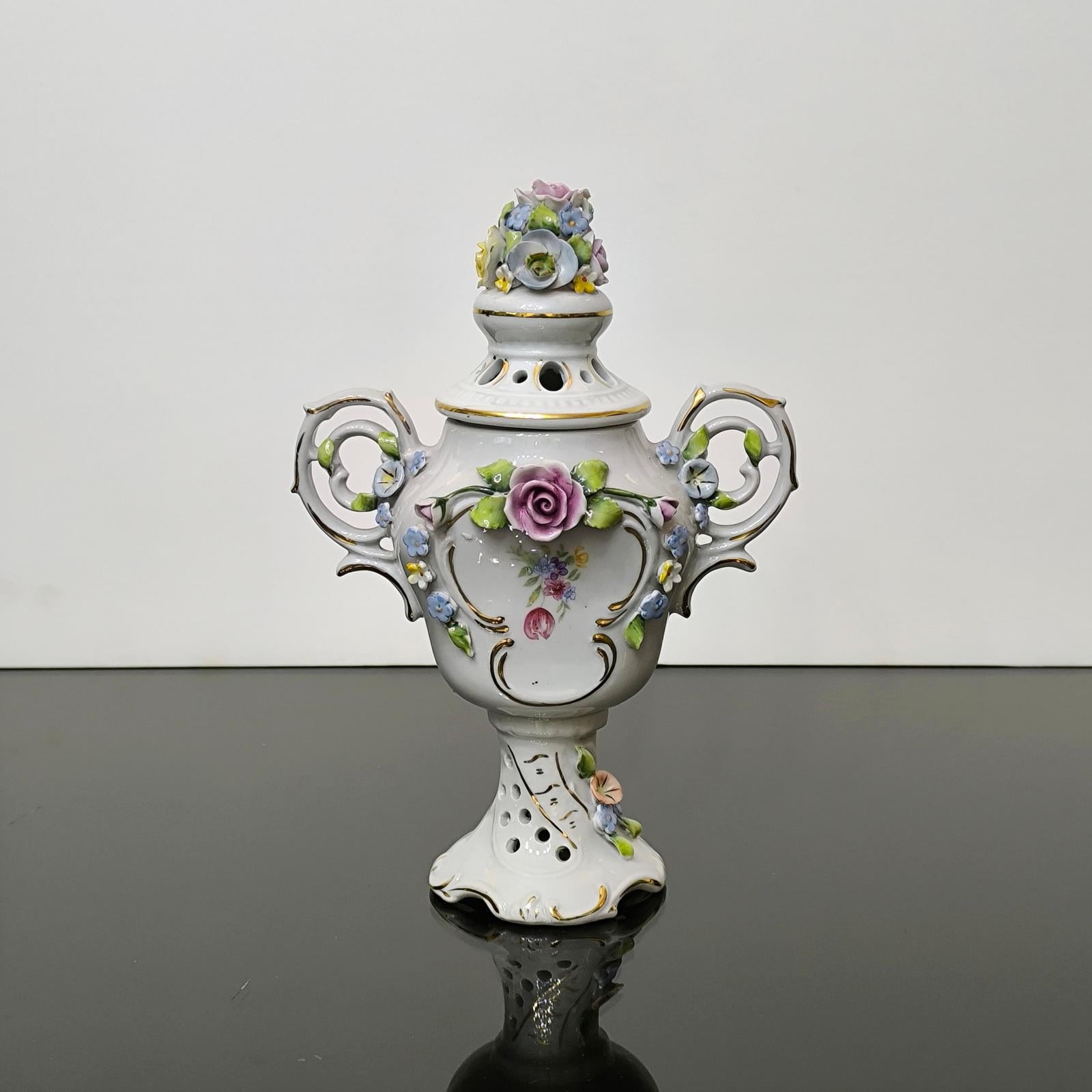 Anfora in porcellana di Dresden con coperchio di Orben Knabe & Co. Riccamente decorato con fiori e foglie in rilievo, coperchio traforato. Marchio del produttore sotto il fondo.
Condizioni: molto buone.
Altezza: 22 cm
Larghezza: 15 cm