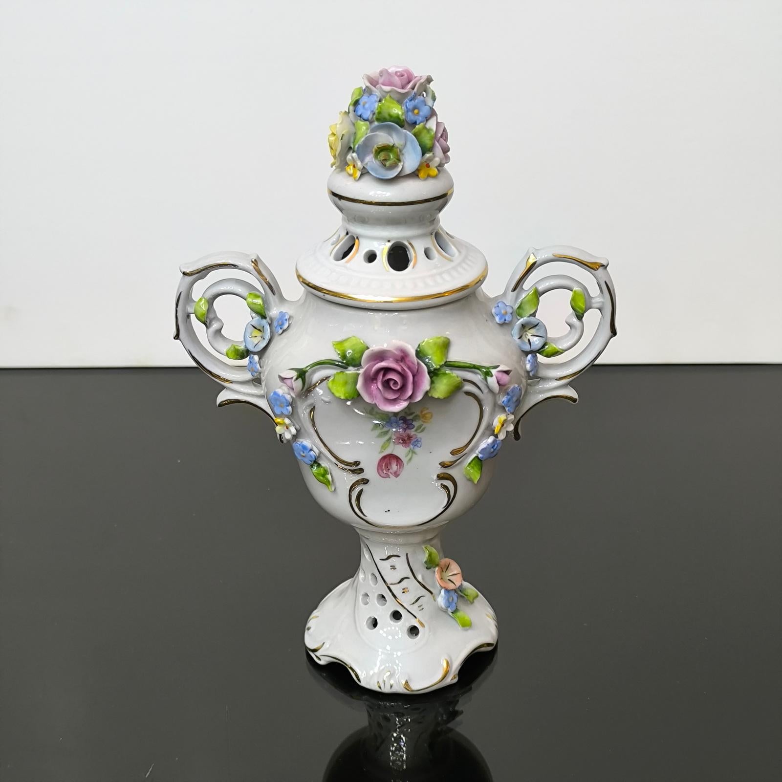Vittoriano Anfora di porcellana tedesca Dresden Porcelain in vendita