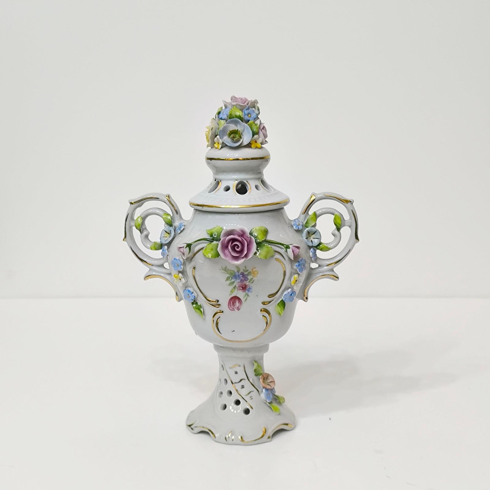 Tedesco Anfora di porcellana tedesca Dresden Porcelain in vendita