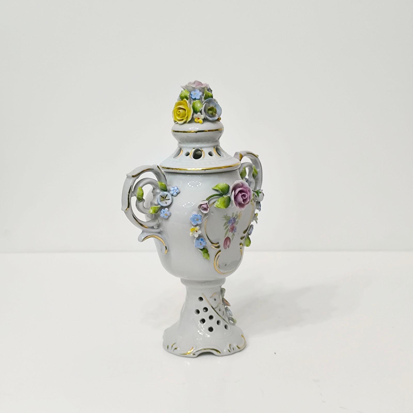 Anfora di porcellana tedesca Dresden Porcelain In condizioni buone in vendita a Bochum, NRW