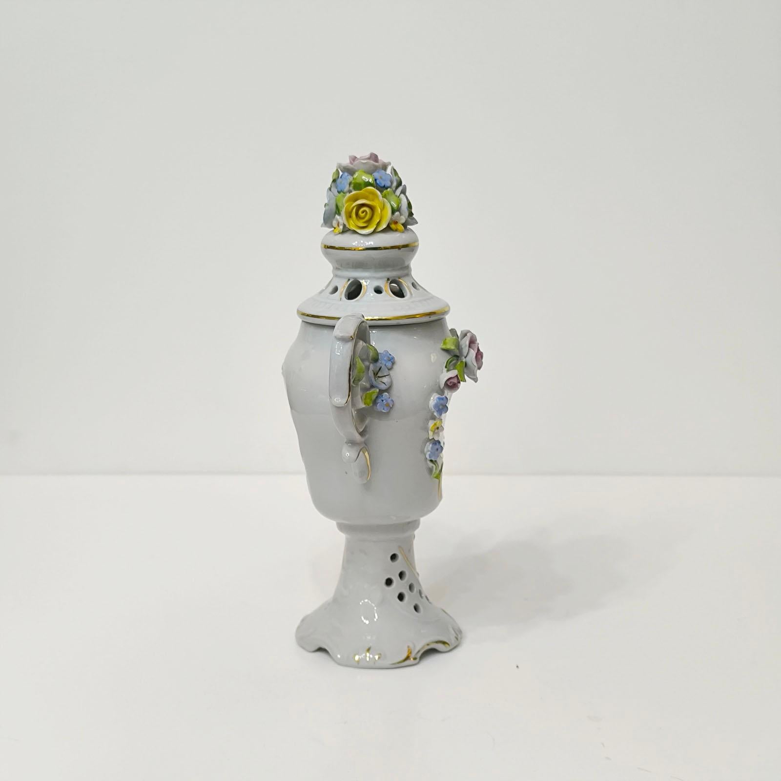 XX secolo Anfora di porcellana tedesca Dresden Porcelain in vendita
