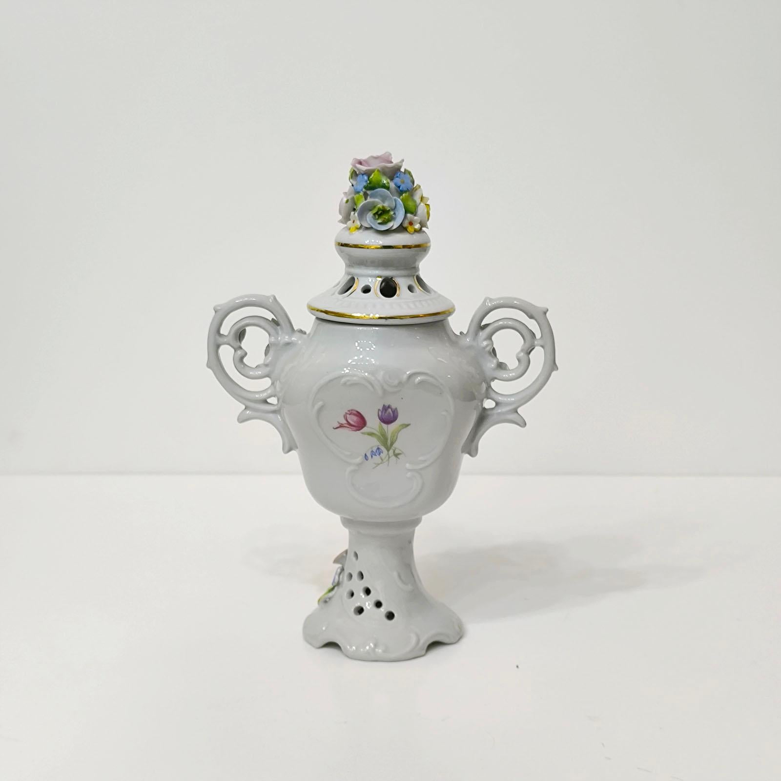 Porcellana Anfora di porcellana tedesca Dresden Porcelain in vendita