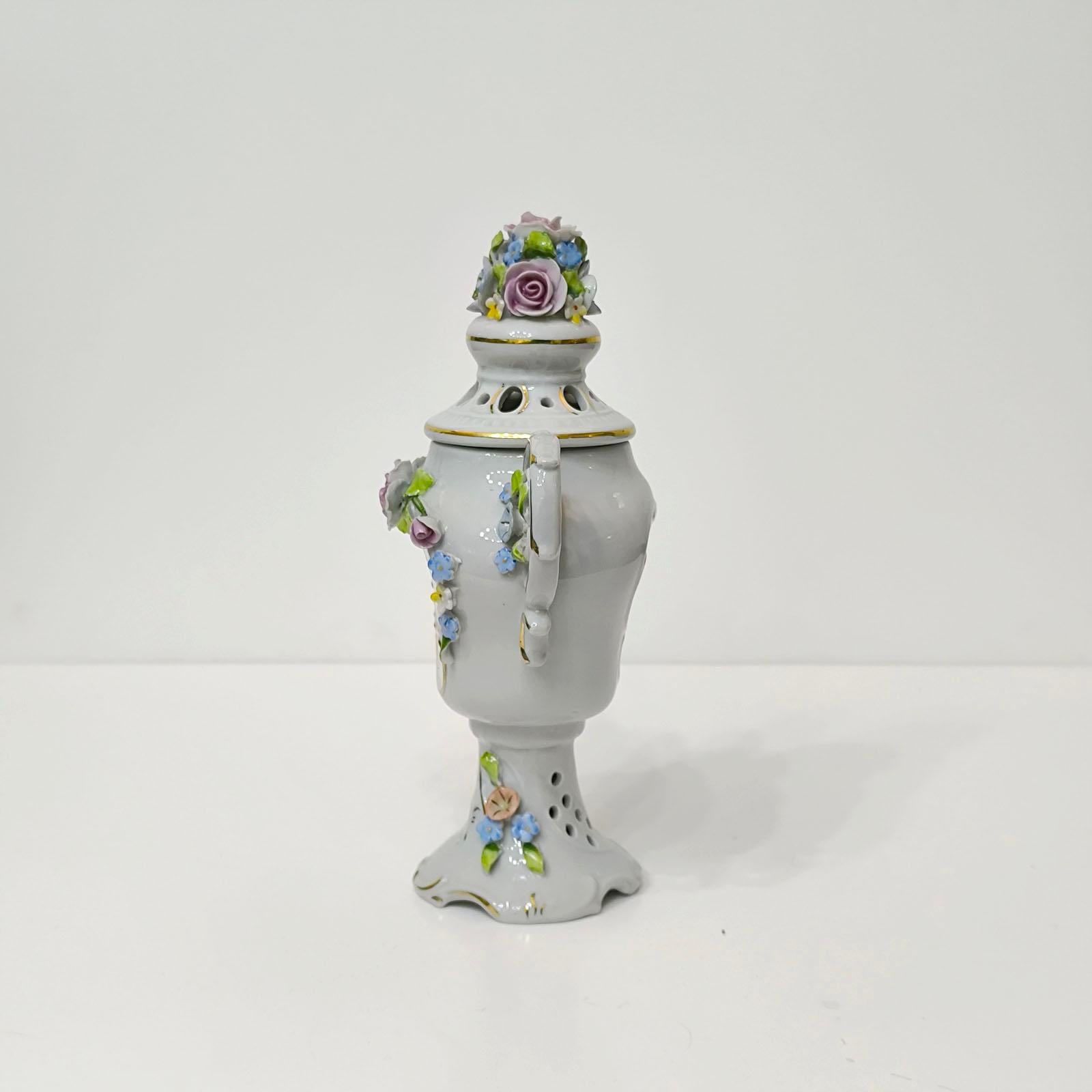 Anfora di porcellana tedesca Dresden Porcelain in vendita 1