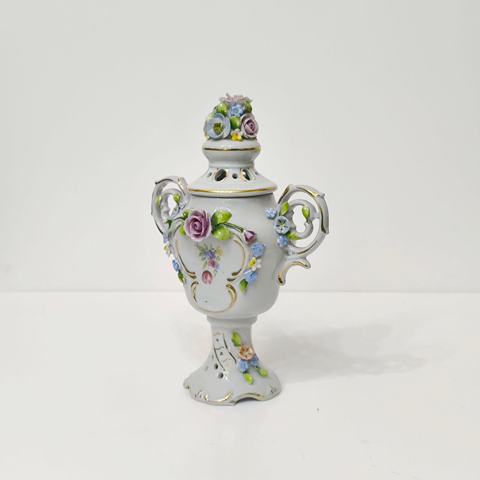 Anfora di porcellana tedesca Dresden Porcelain in vendita 2