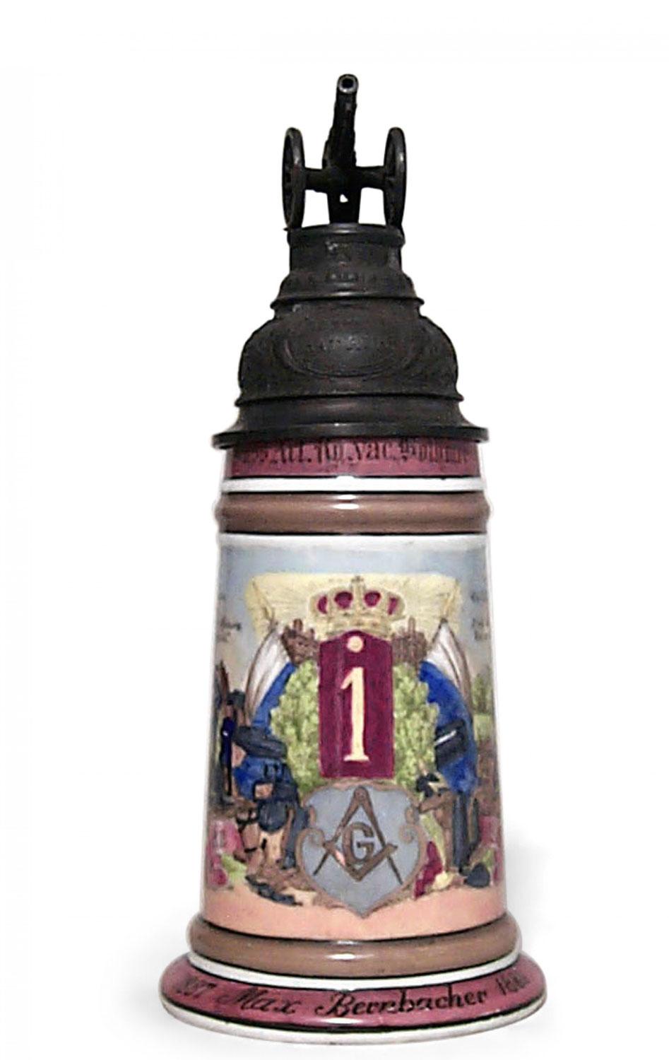 Bière en porcelaine allemande (20e siècle) avec scène militaire et couvercle en étain avec canon (avec 1889 sur la base)