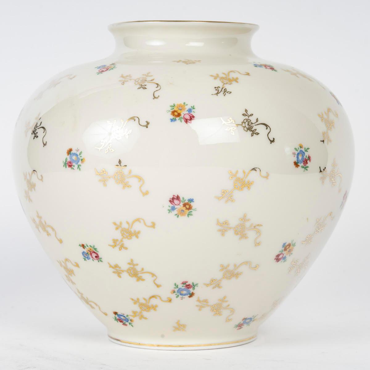 German porcelain boulle vase, 20th century.

German porcelain boulle vase, 20th century.
H: 18cm, D: 19cm
