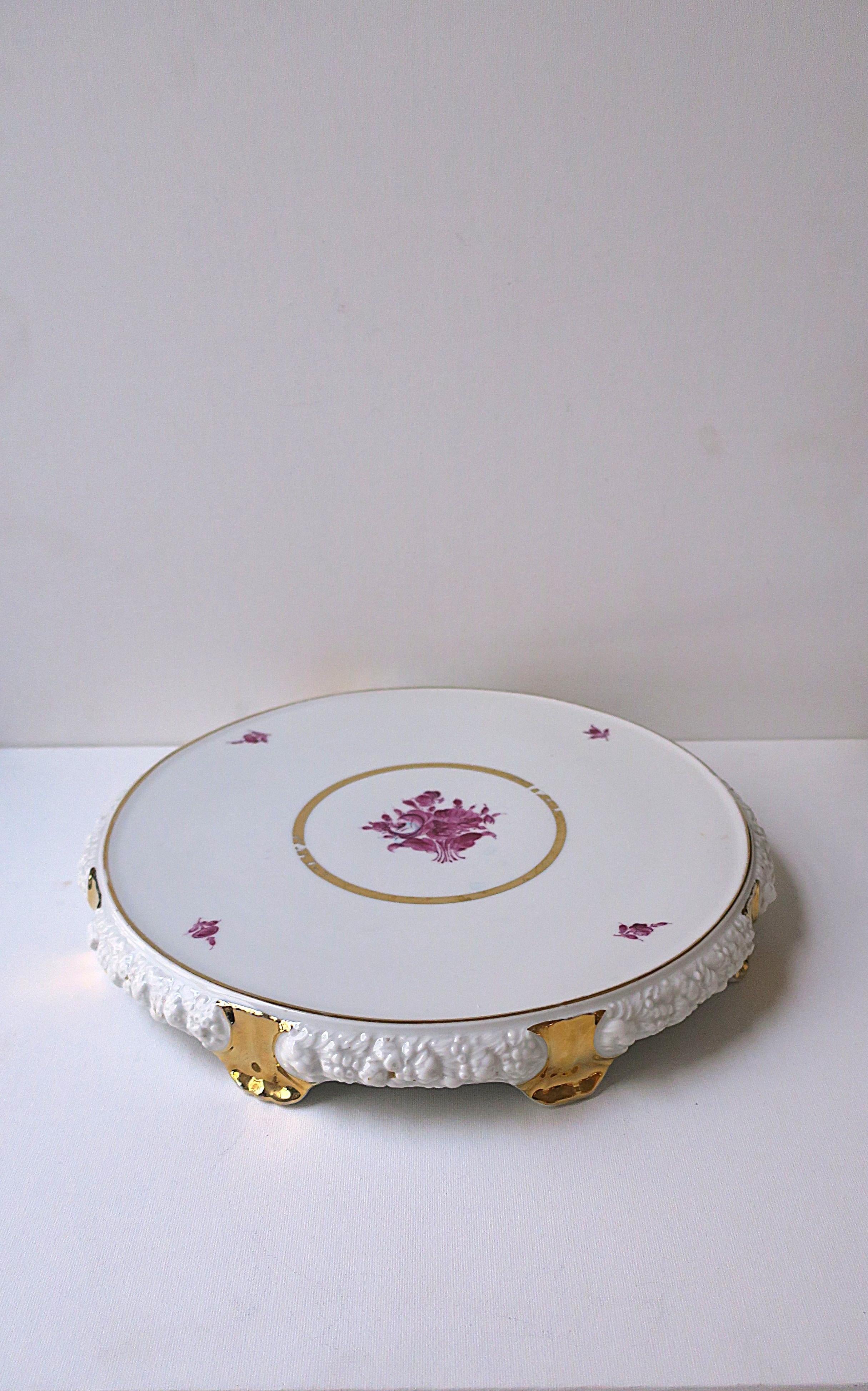Un bellissimo centrotavola tedesco in porcellana bianca, in stile rococò, di Rosenthal, circa metà del XX secolo, Germania. Il pezzo è in porcellana bianca con fiori rosa magenta e dettagli in oro. I fiori al centro e intorno al bordo sono dipinti a