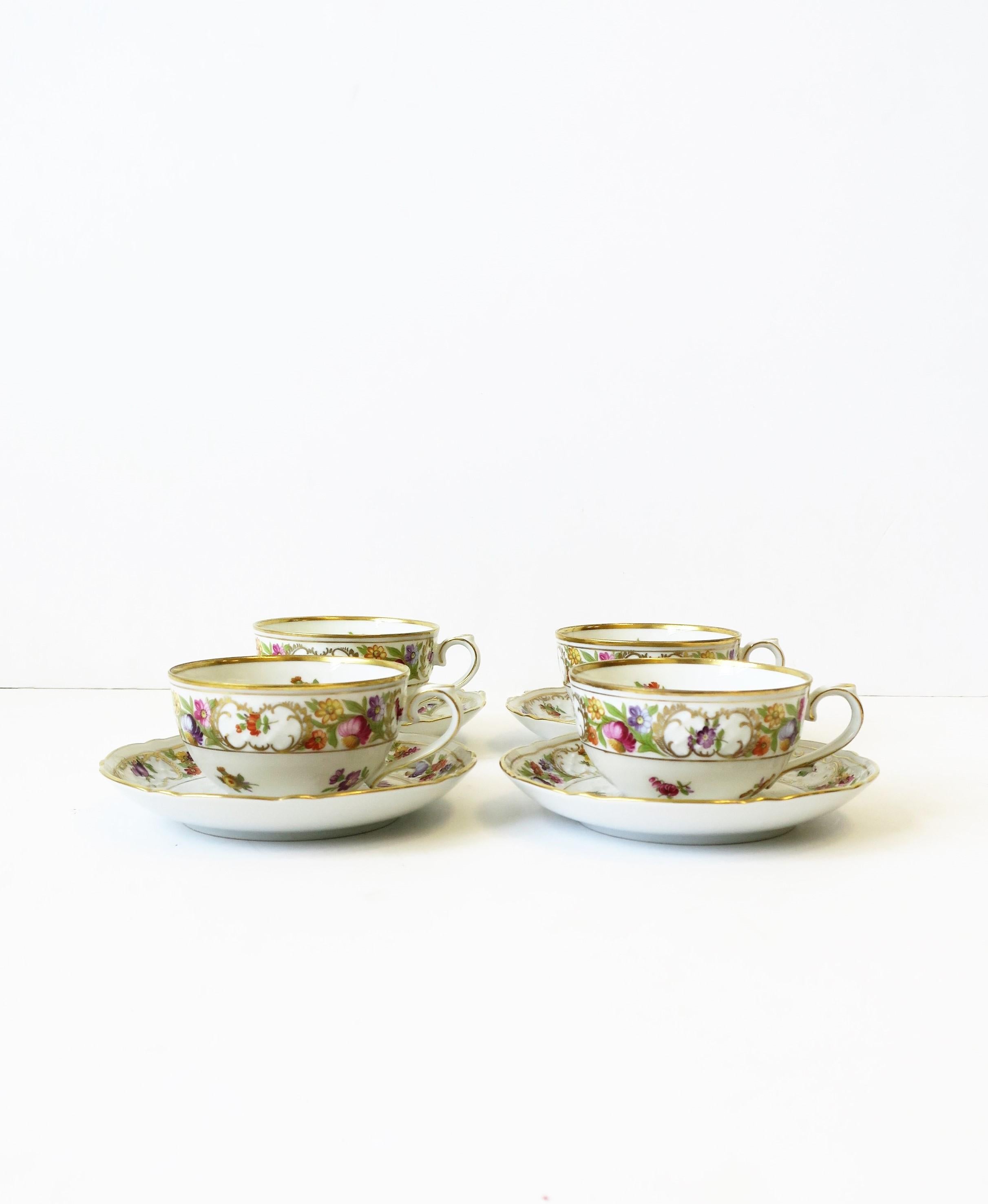 Un bel ensemble de quatre (4) tasses et soucoupes à café ou à thé en porcelaine allemande par Schumann Arzberg, Bavière, Allemagne, vers le milieu du 20e siècle. Les pièces sont dans le motif de fleurs Empress Dresdner, comme indiqué sur le dessous.