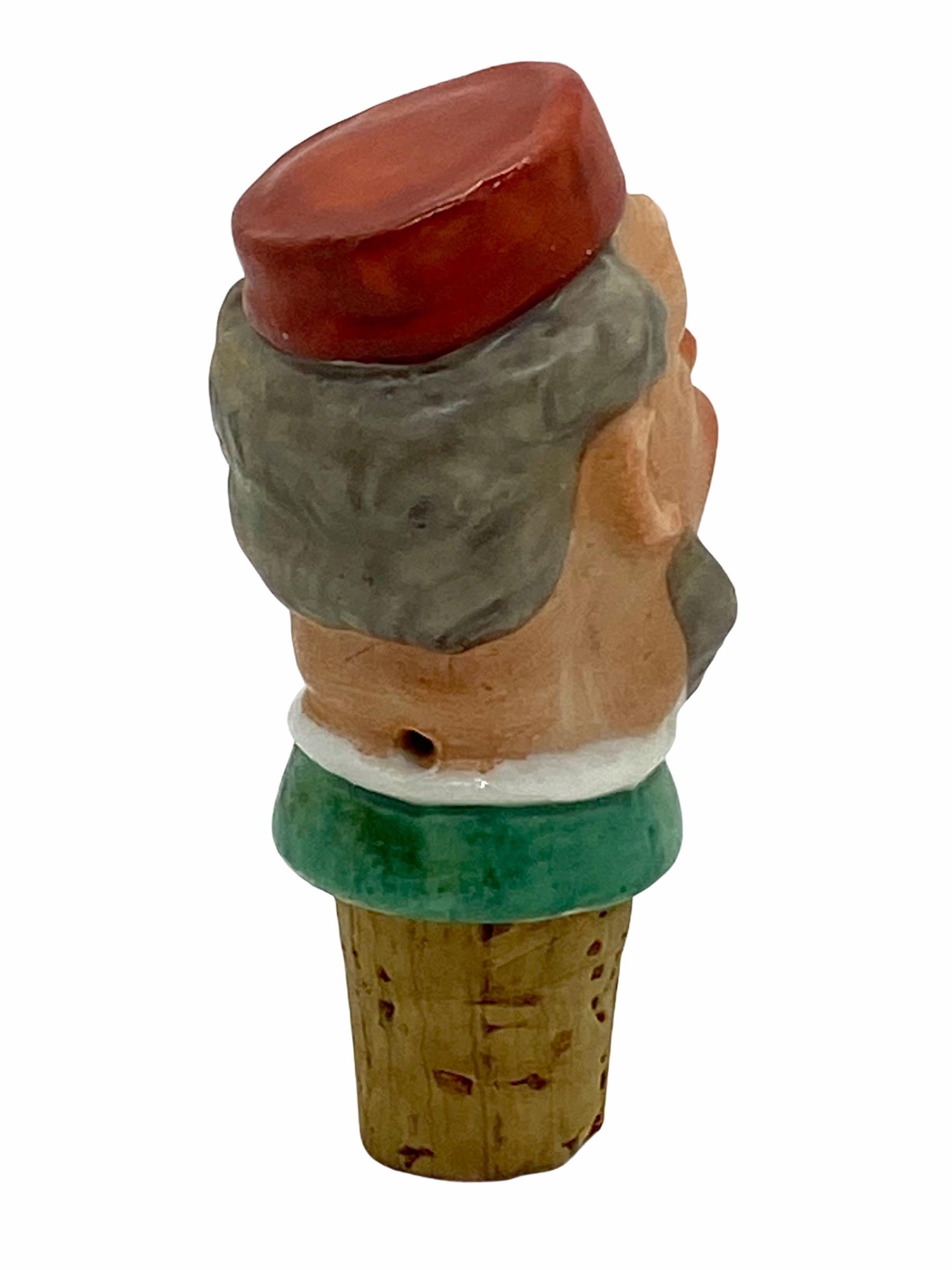 Deutscher Korkgefäßflaschenstopfen aus deutschem Porzellan mit fröhlichem Mannkopf, 1930er Jahre (Volkskunst) im Angebot