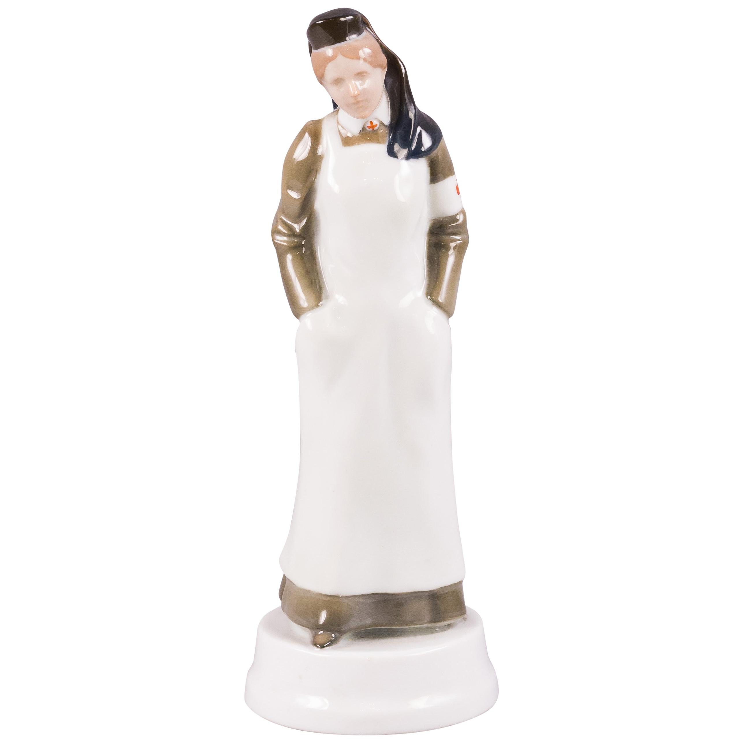 Deutsche deutsche Porzellanfigur einer Krankenschwesterin mit rotem Kreuz, Rosenthal, um 1920 im Angebot