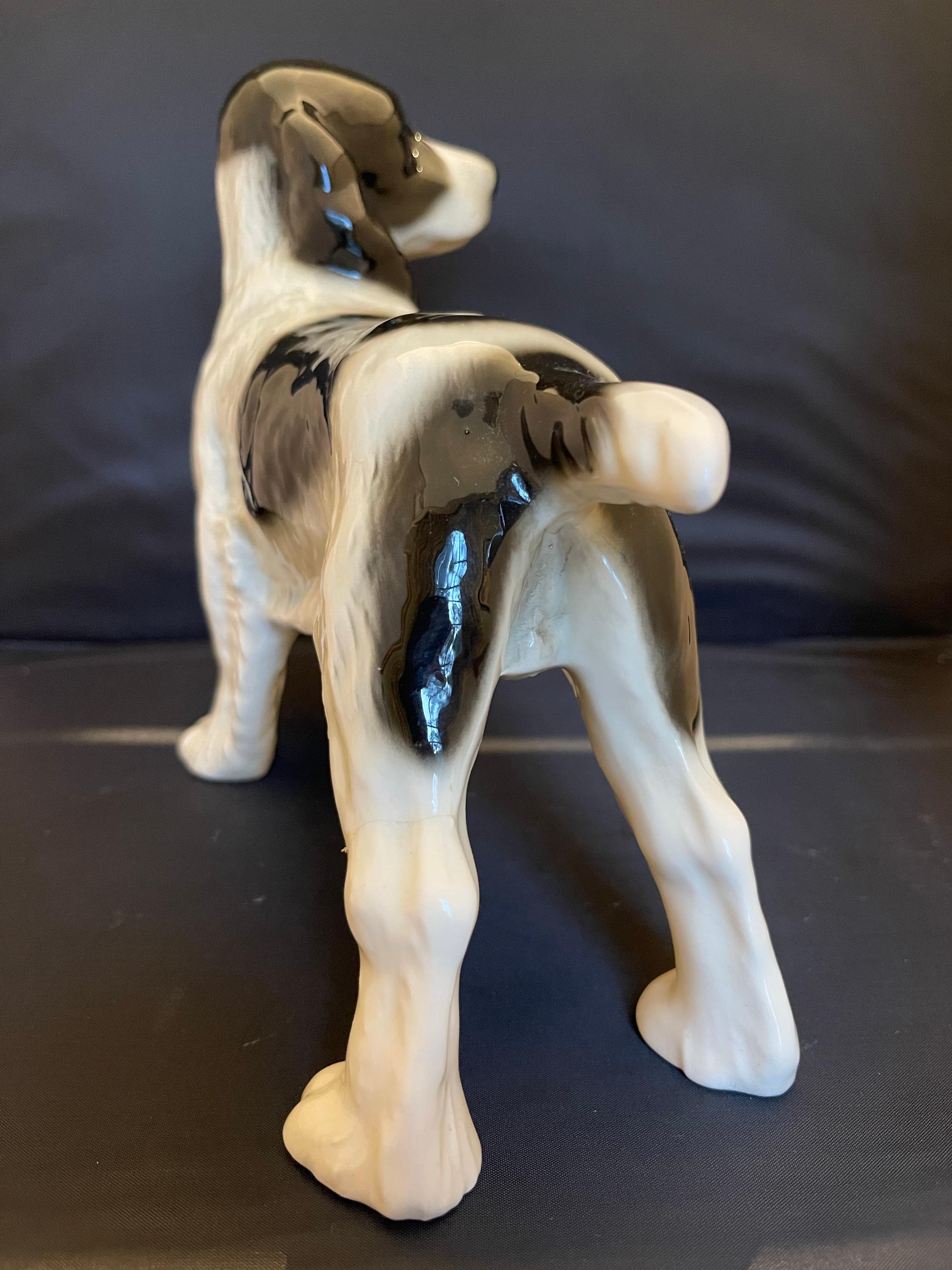 Figure en porcelaine allemande d'un chien d'épagneul cocker, 20e siècle en vente 1