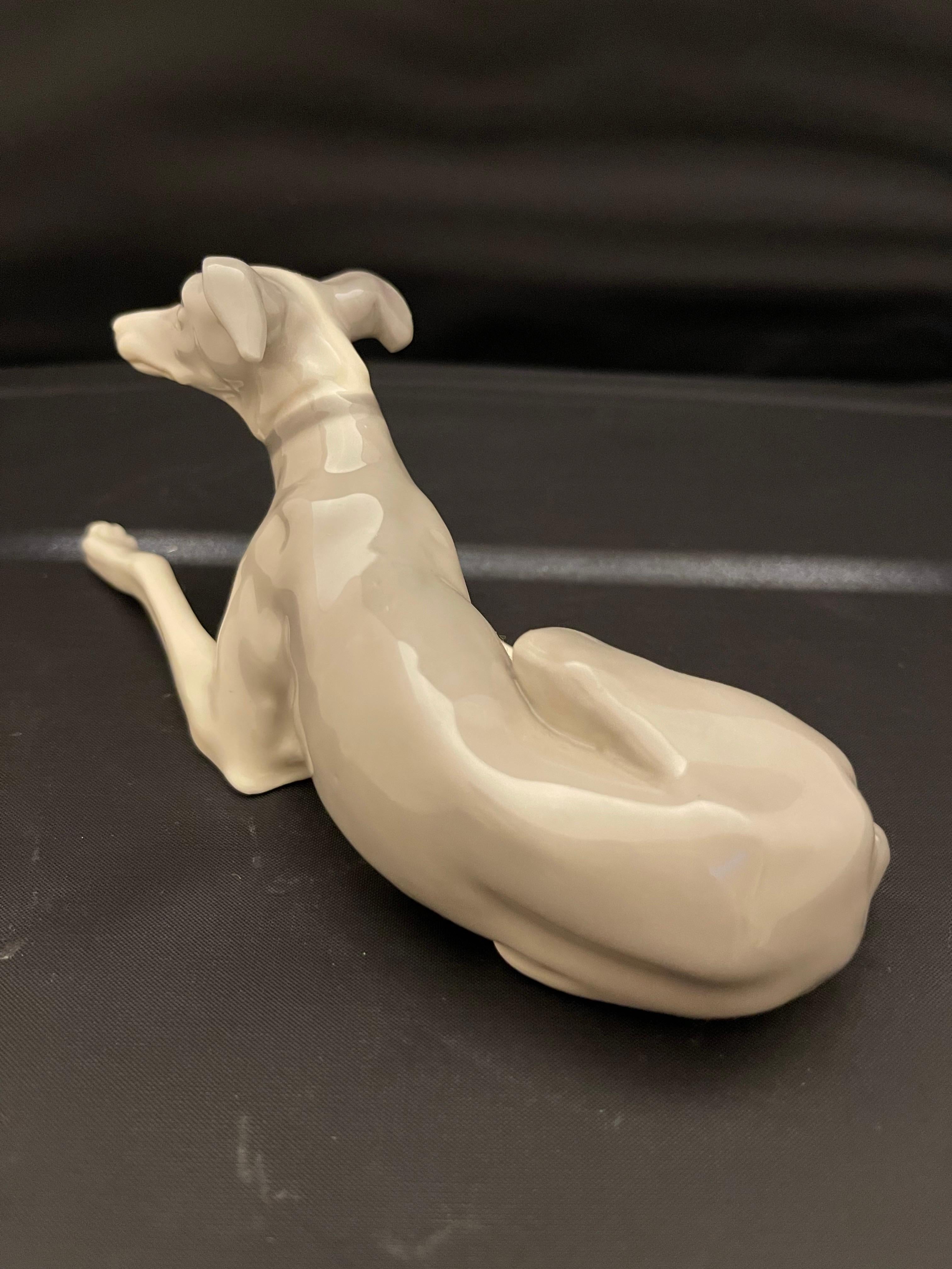 Figura di cane levriero in porcellana tedesca, XX secolo In condizioni buone in vendita a Savannah, GA