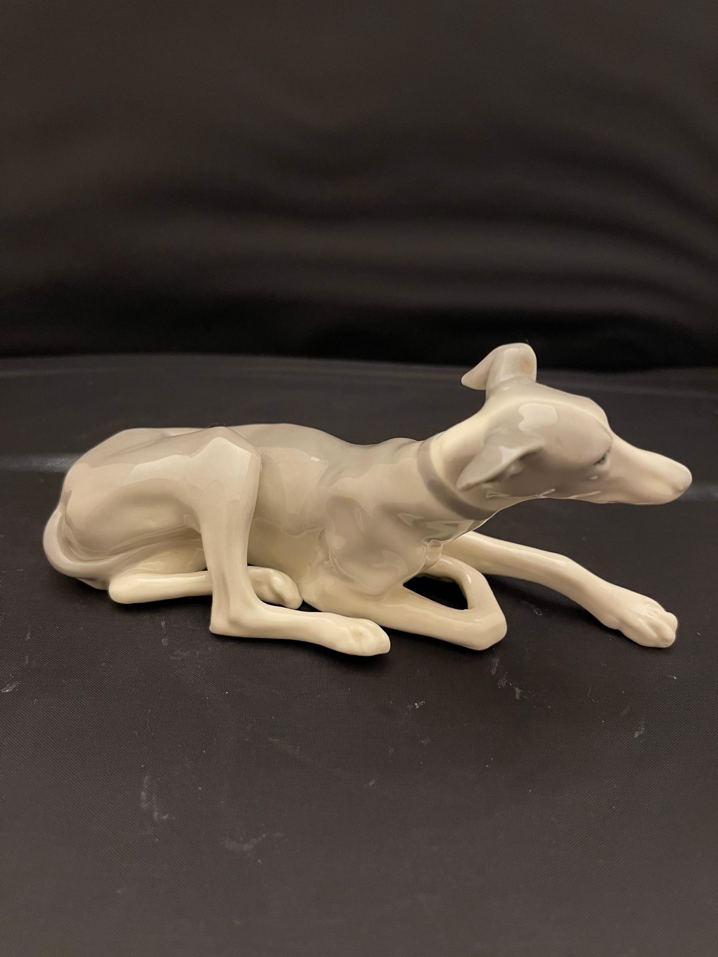 Figura di cane levriero in porcellana tedesca, XX secolo in vendita 1