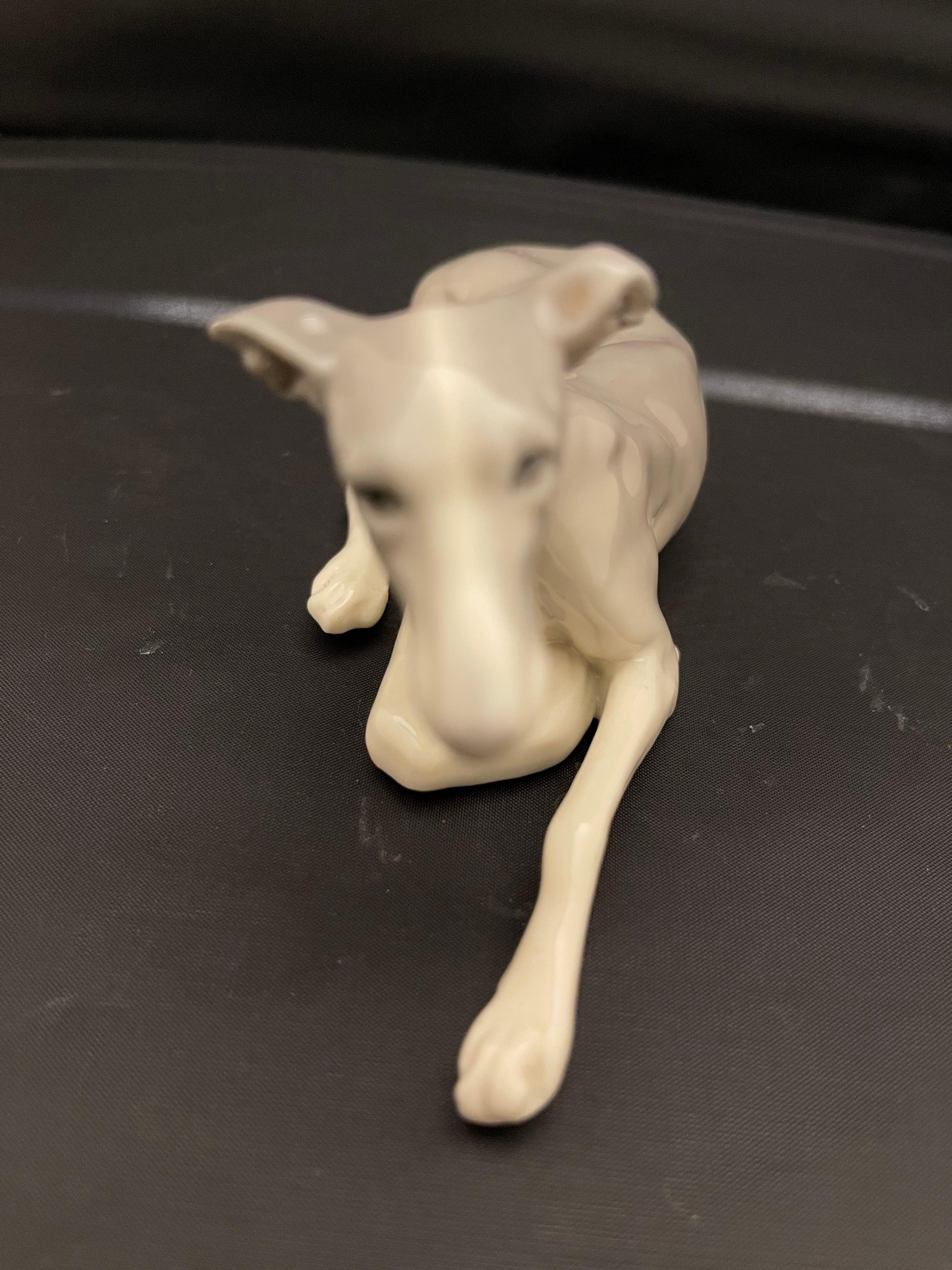Figura di cane levriero in porcellana tedesca, XX secolo in vendita 2