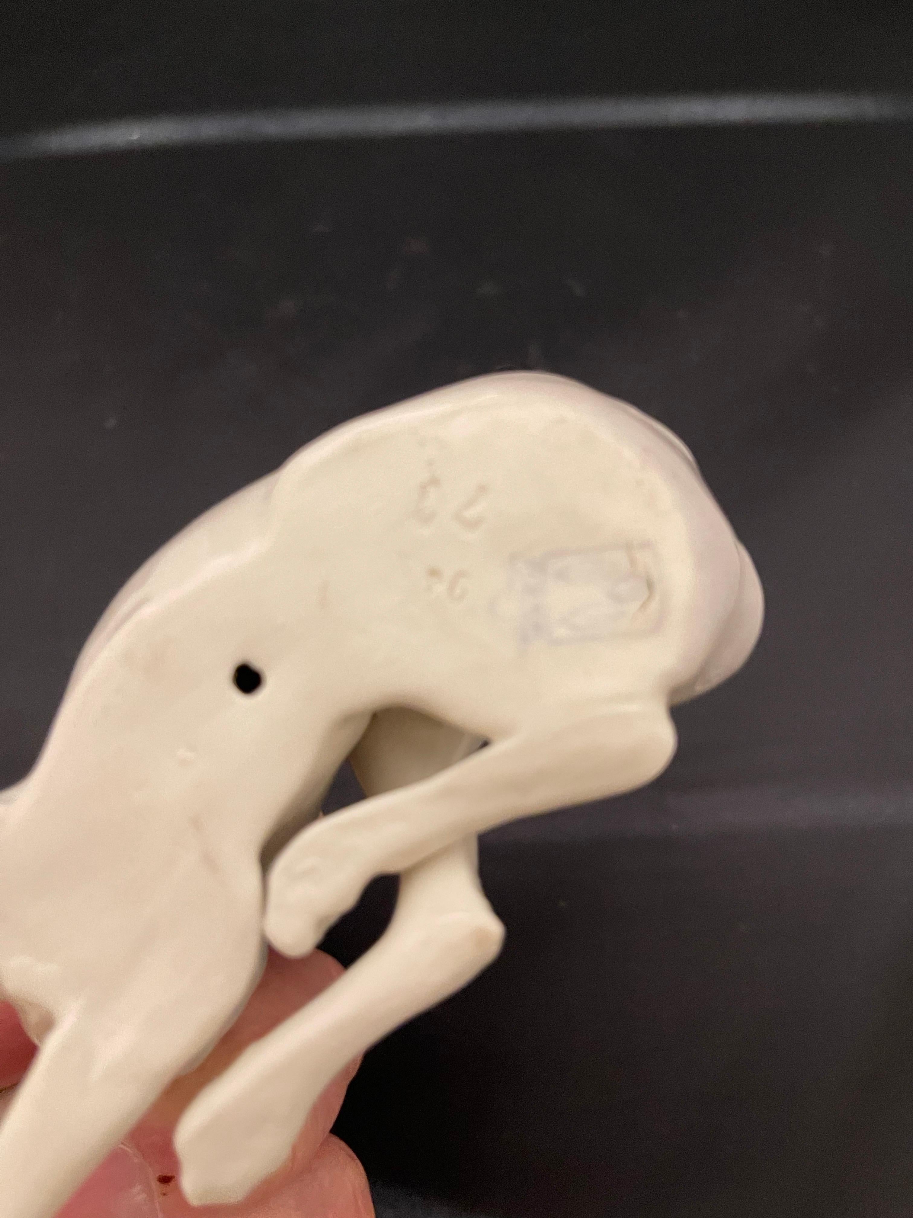 Figura di cane levriero in porcellana tedesca, XX secolo in vendita 3