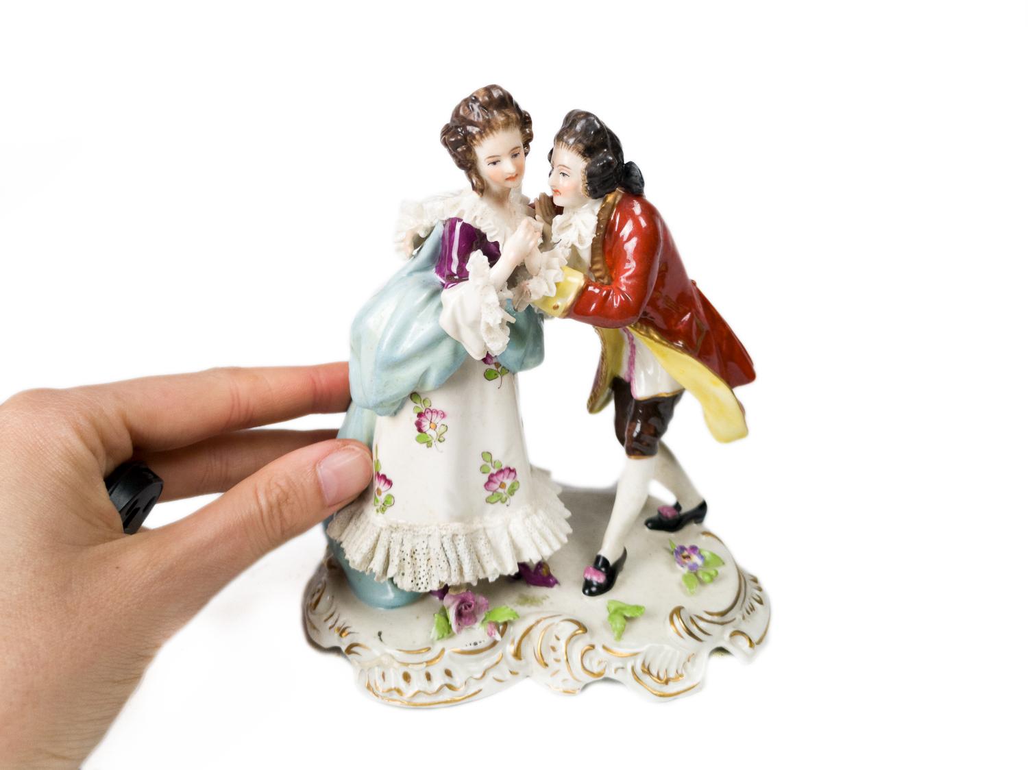 Figurilla de porcelana alemana de pareja enamorada, Volkstedt, Siglo XIX en venta 4