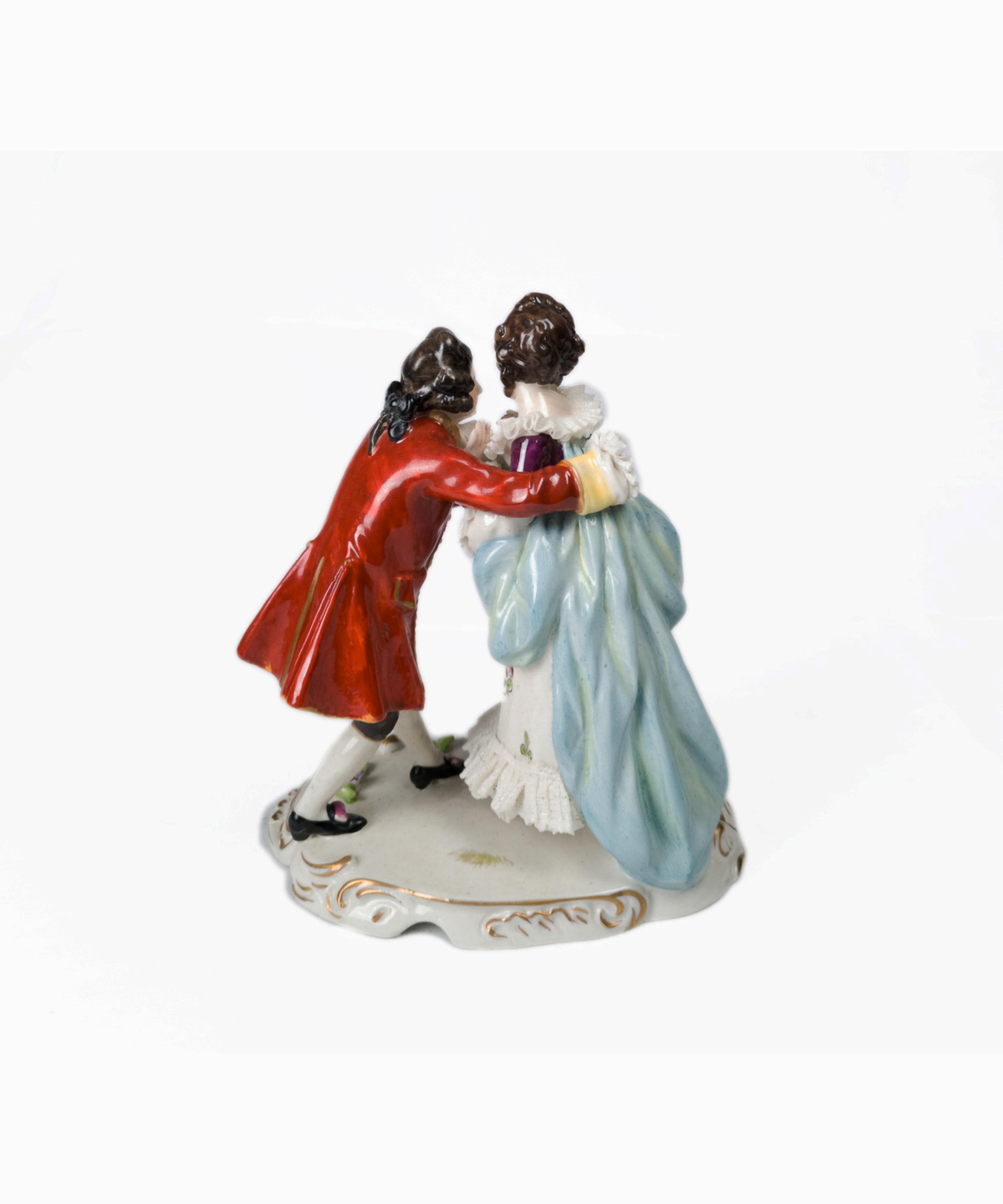 Deutsche Porzellanfigur eines liebenden Paares, Volkstedt, 19. Jahrhundert  (Neobarock) im Angebot