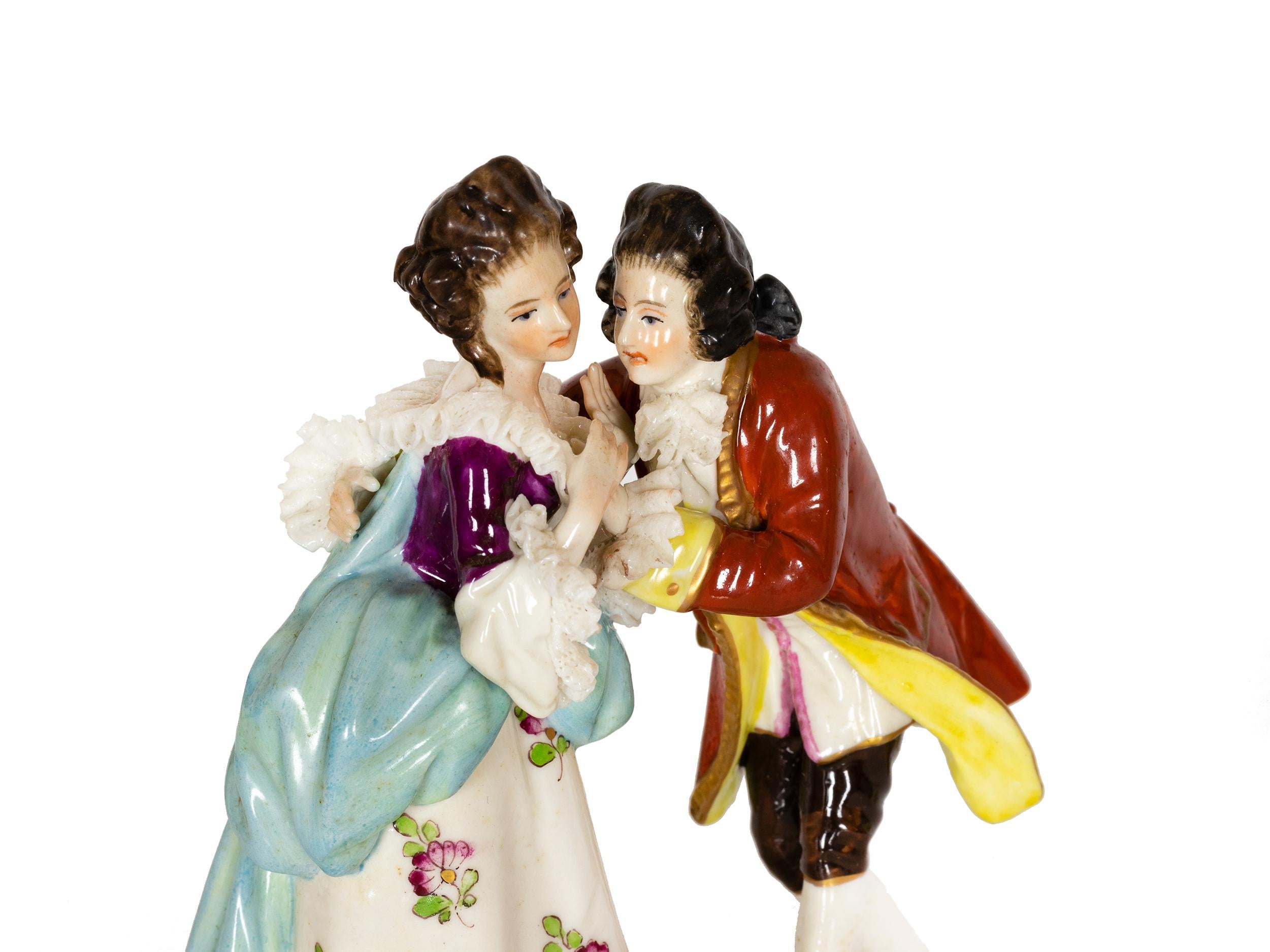 Figurilla de porcelana alemana de pareja enamorada, Volkstedt, Siglo XIX en Bueno estado para la venta en Lisbon, PT