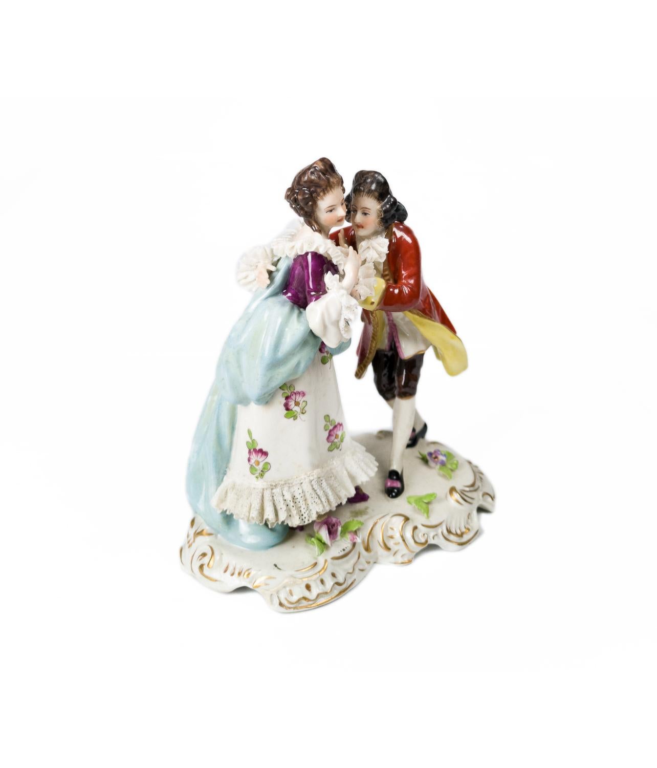 Figurilla de porcelana alemana de pareja enamorada, Volkstedt, Siglo XIX en venta 1