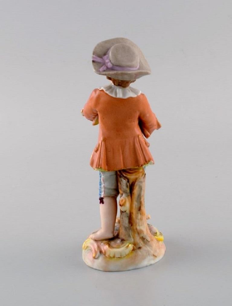 Figurita de porcelana alemana, Joven jardinero, Siglo XX Pintado a mano en venta