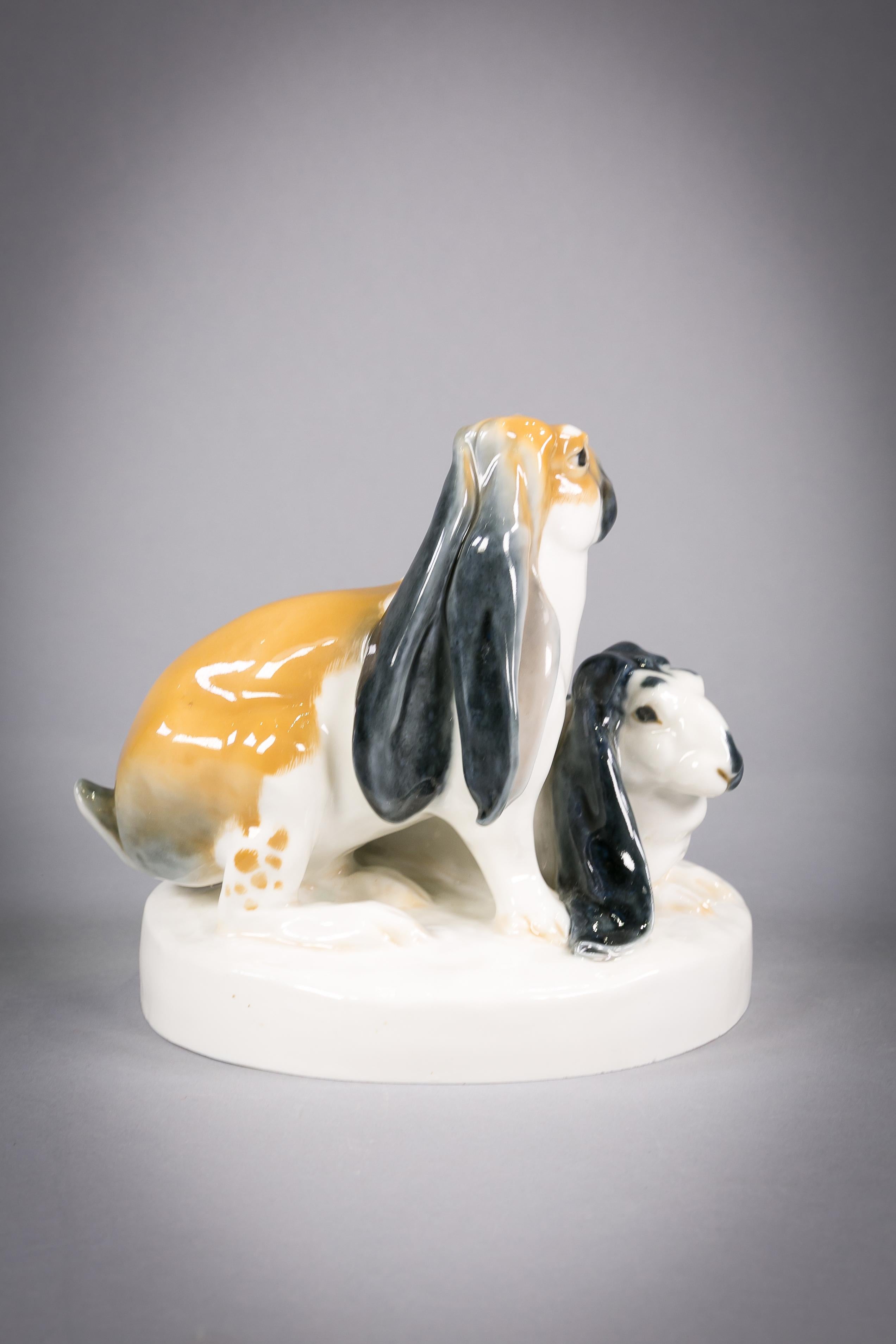 German Porcelain Group of Two Rabbits, Meissen, circa 1910 In Excellent Condition For Sale In New York, NY