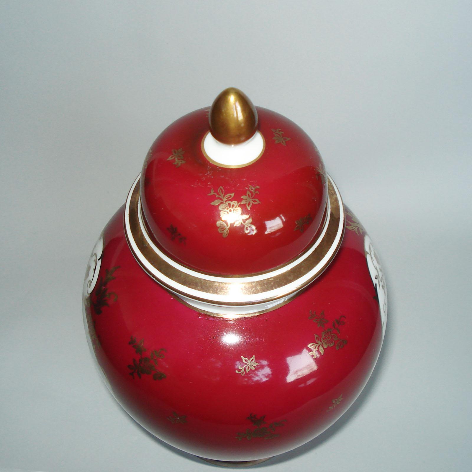 Urne con coperchio in porcellana tedesca, dipinte a mano con scene di Fragonard, set di 3, 1950 in vendita 2
