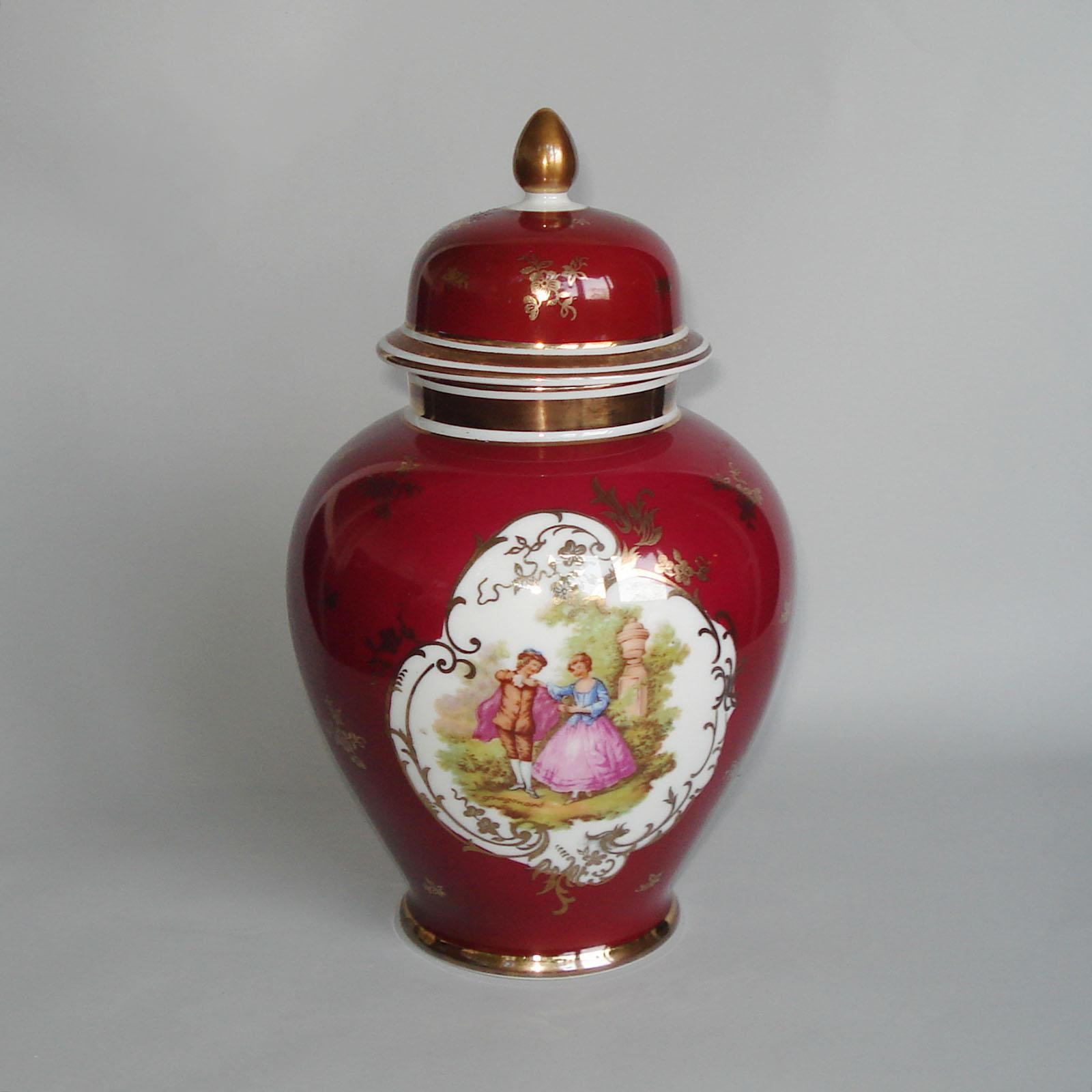 Urne con coperchio in porcellana tedesca, dipinte a mano con scene di Fragonard, set di 3, 1950 in vendita 3