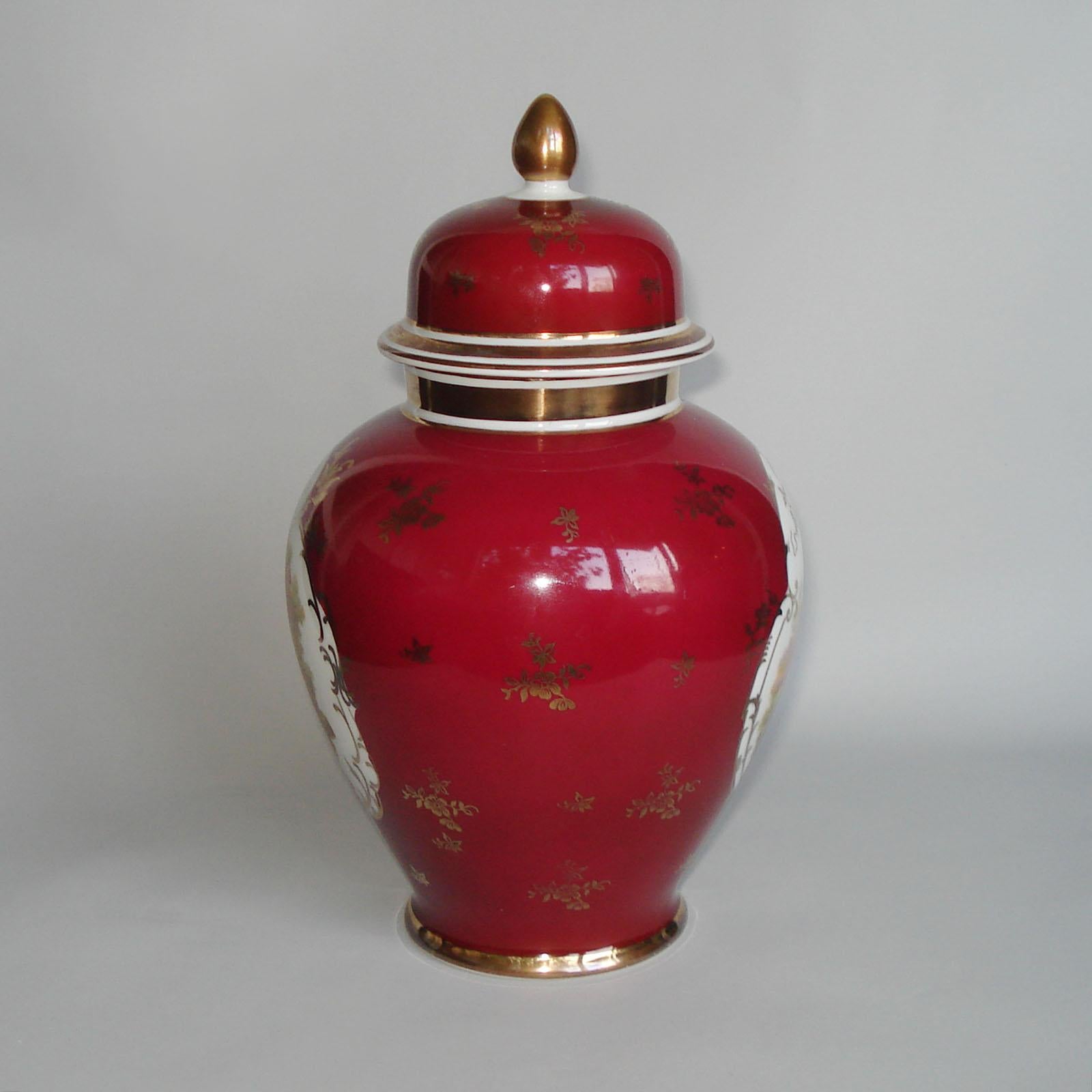 Urne con coperchio in porcellana tedesca, dipinte a mano con scene di Fragonard, set di 3, 1950 in vendita 4