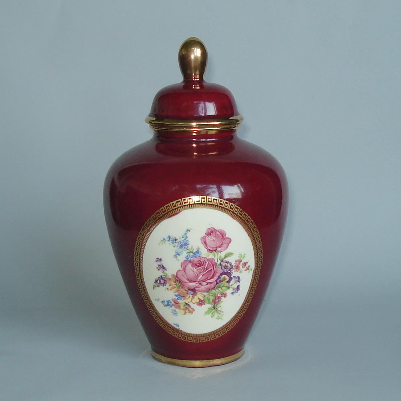 Urne con coperchio in porcellana tedesca, dipinte a mano con scene di Fragonard, set di 3, 1950 in vendita 8