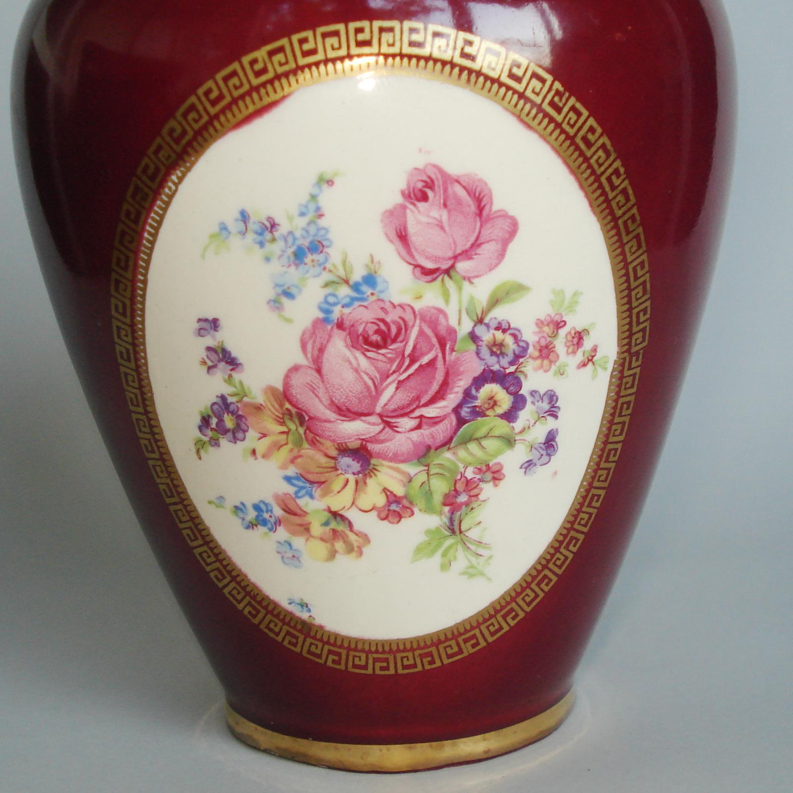 Urne con coperchio in porcellana tedesca, dipinte a mano con scene di Fragonard, set di 3, 1950 in vendita 9