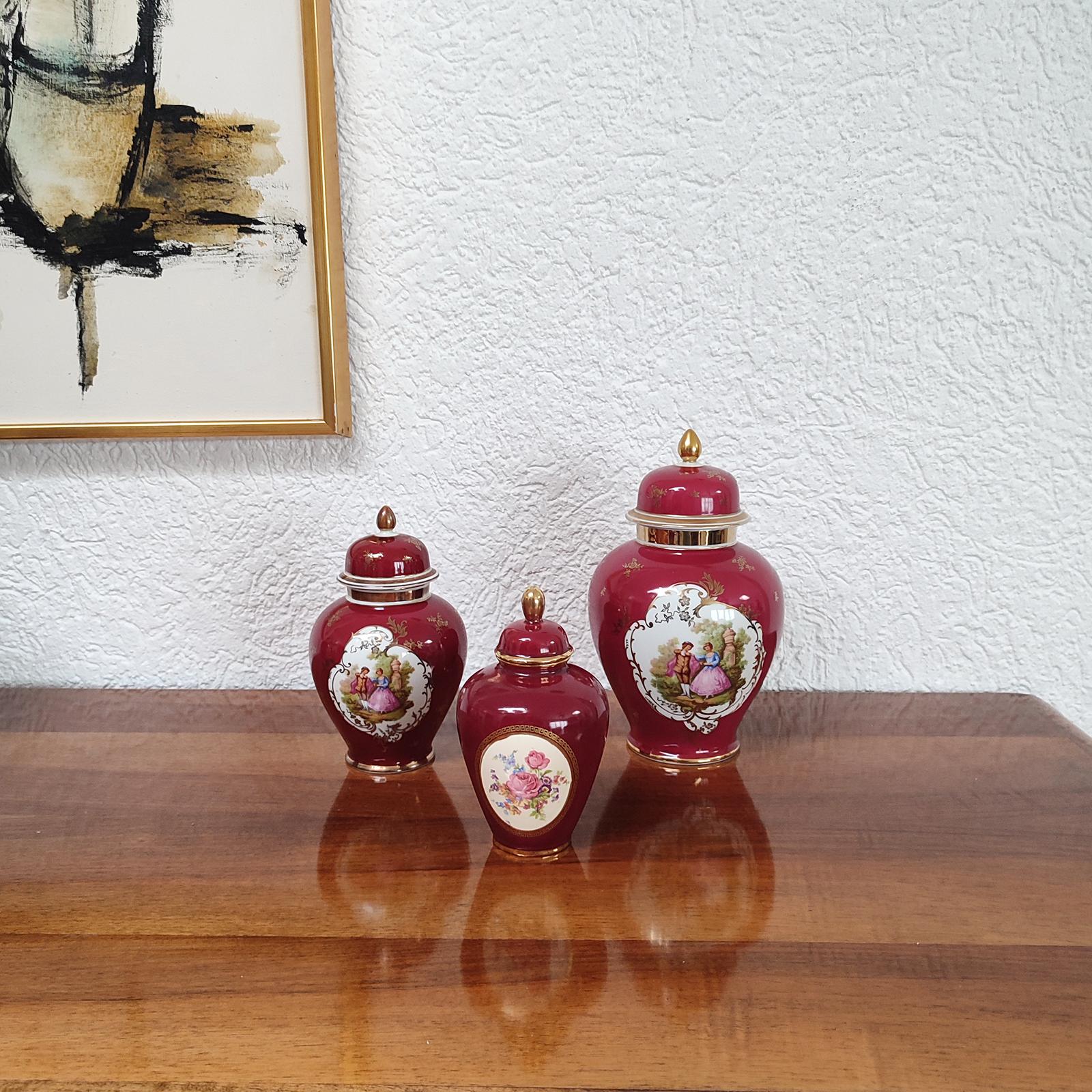 Set di tre eleganti urne con coperchio, due delle quali decorate con una coppia di corteggiatori di Fragonard, una con decorazioni floreali, tutte impreziosite da accenti dorati. Segnato sotto il fondo.
Condizioni eccellenti.
Dimensioni:
Urna grande