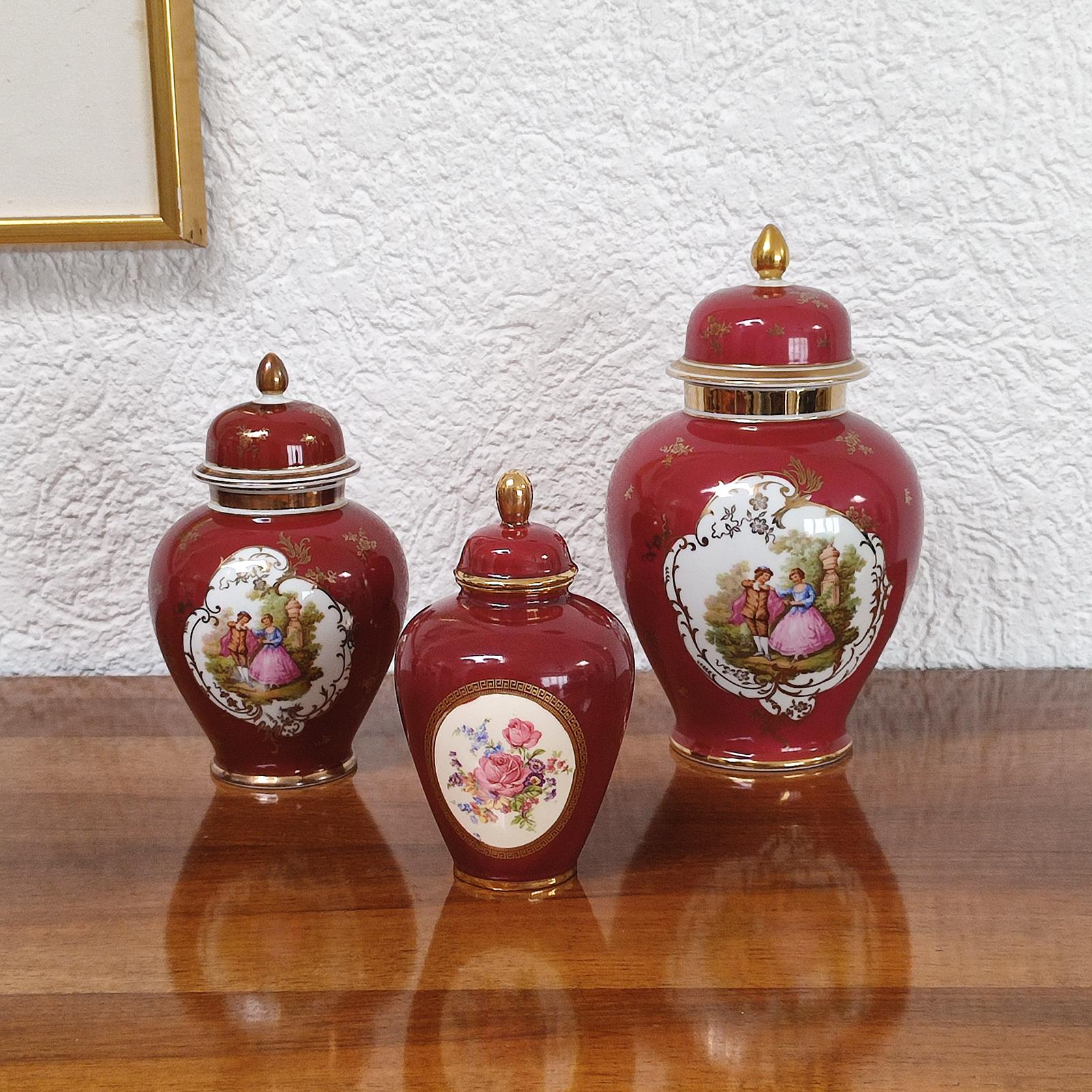 Mid-Century moderno Urne con coperchio in porcellana tedesca, dipinte a mano con scene di Fragonard, set di 3, 1950 in vendita