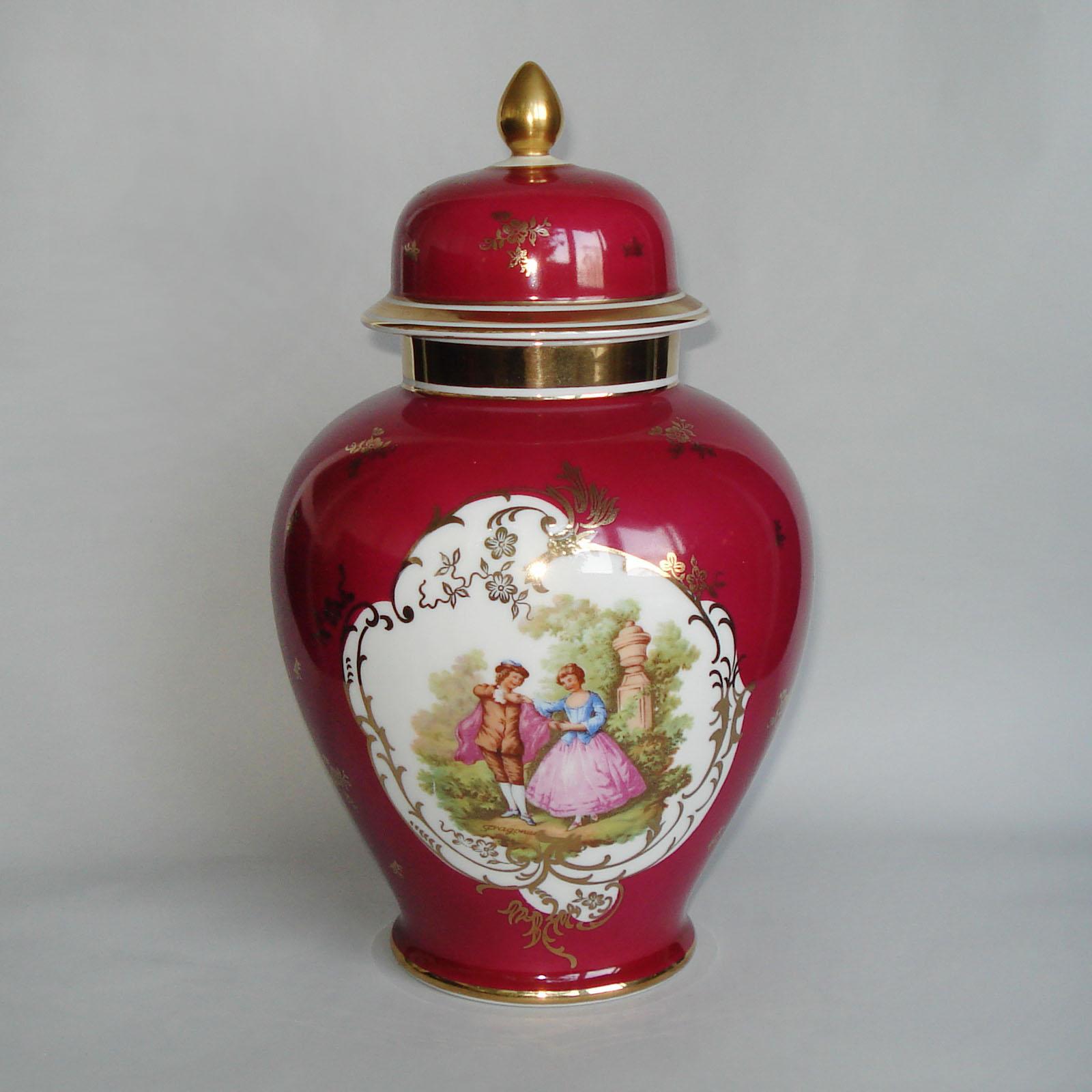 Urne con coperchio in porcellana tedesca, dipinte a mano con scene di Fragonard, set di 3, 1950 In condizioni ottime in vendita a Bochum, NRW
