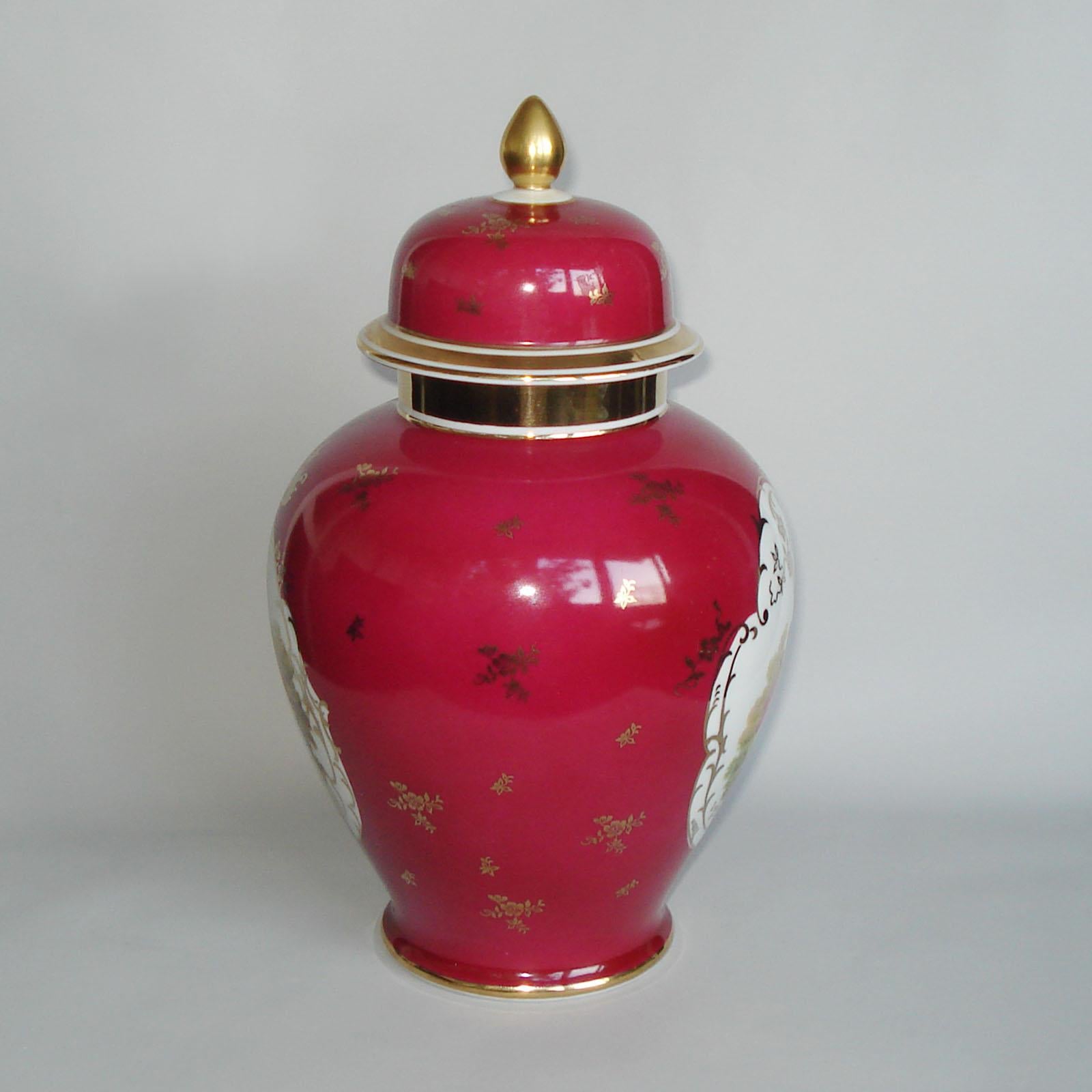Metà XX secolo Urne con coperchio in porcellana tedesca, dipinte a mano con scene di Fragonard, set di 3, 1950 in vendita
