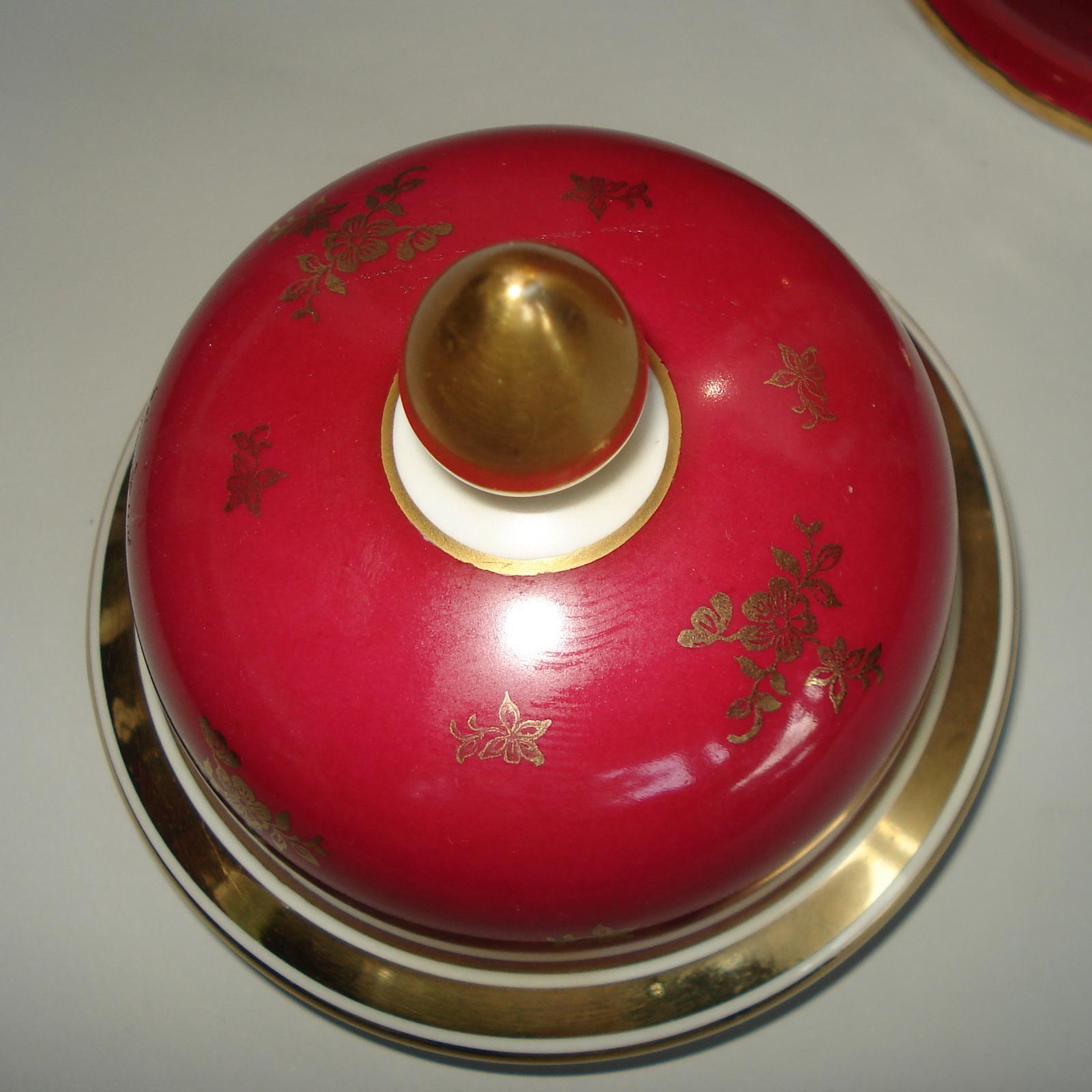 Porcellana Urne con coperchio in porcellana tedesca, dipinte a mano con scene di Fragonard, set di 3, 1950 in vendita