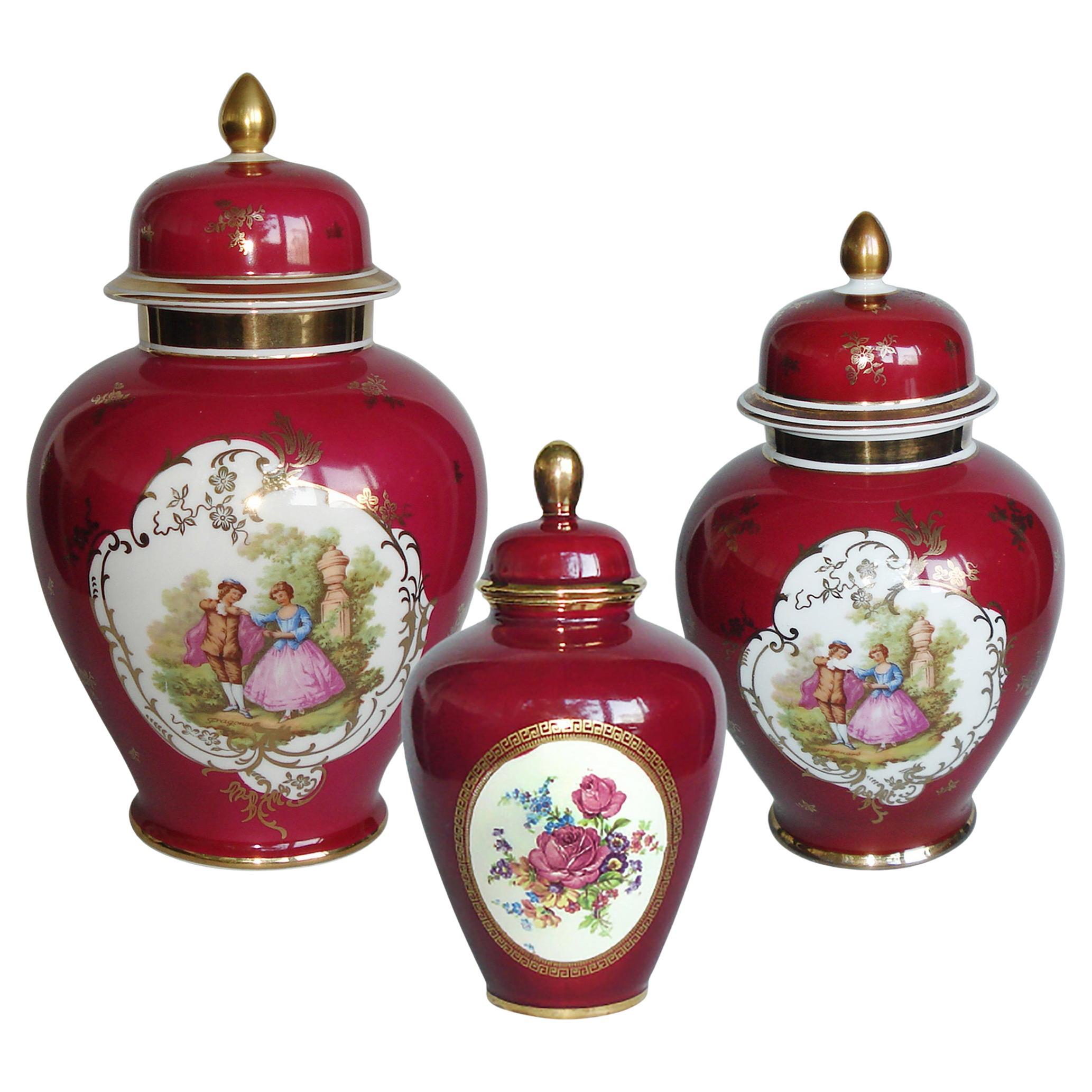 Urne con coperchio in porcellana tedesca, dipinte a mano con scene di Fragonard, set di 3, 1950 in vendita
