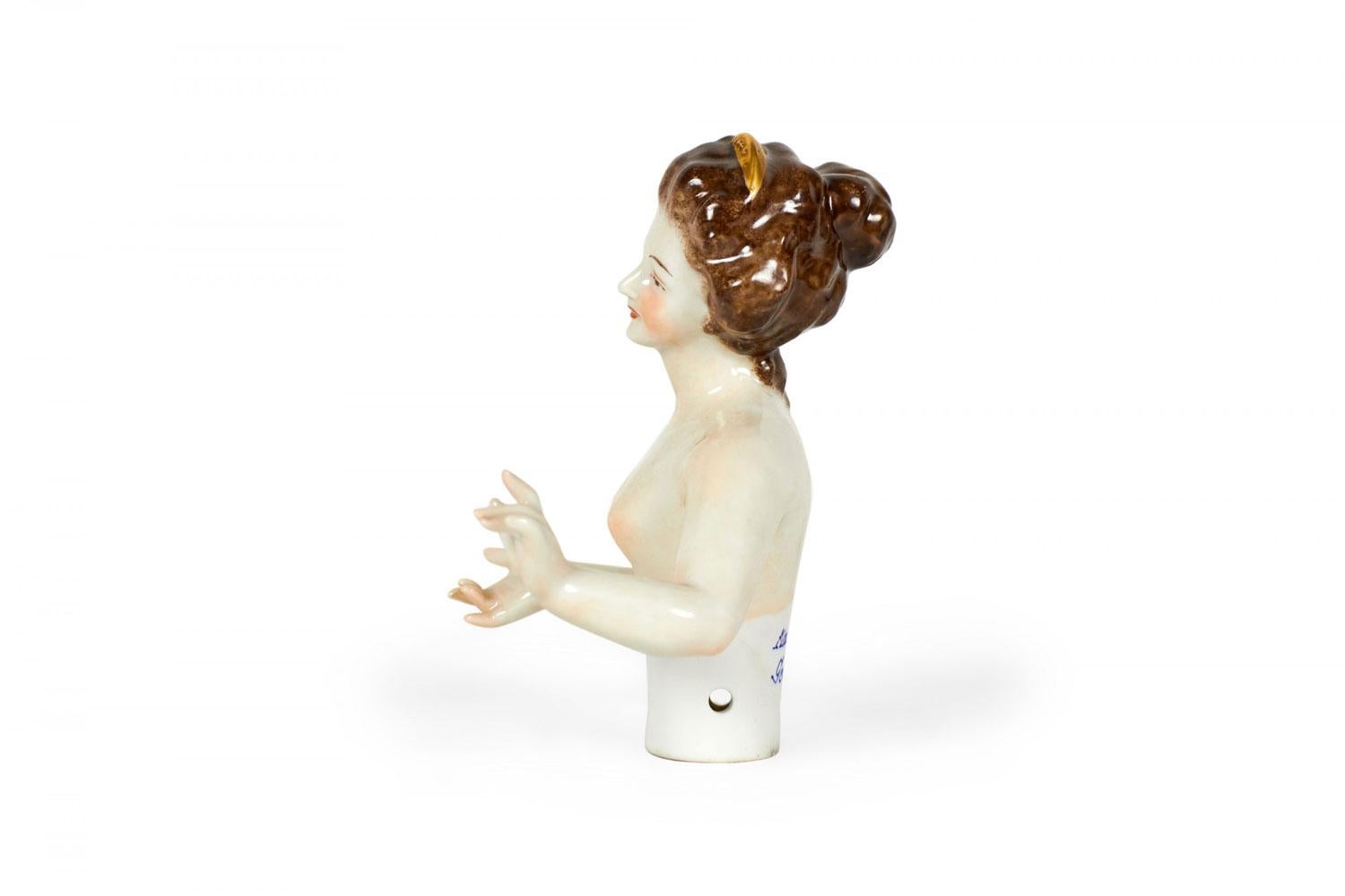 Petits torses en porcelaine allemande (19/20e siècle) représentant une femme nue avec les mains étendues et une mèche de cheveux en or