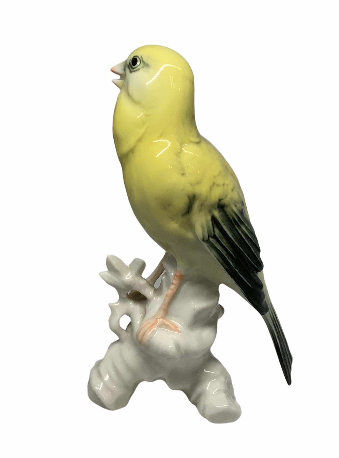 Deutsches Porzellan mit einer Vogelfigur aus Kanarienvogel (Handbemalt) im Angebot