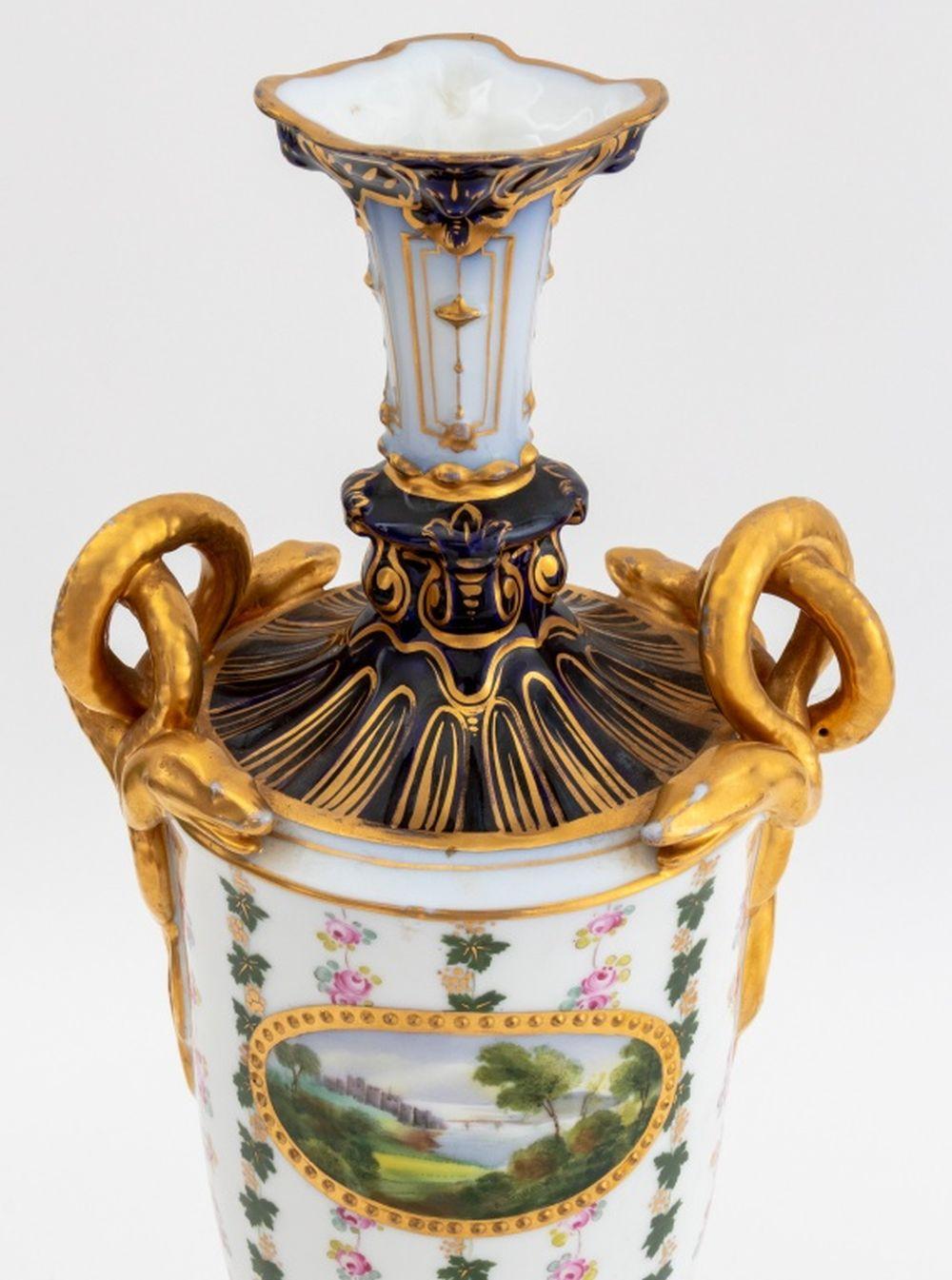 Deutsche Porzellanvase mit zwei Henkeln, spätes 19. Jahrhundert, mit schlangenumwundenen Henkeln, ovale gemalte Landschaft, unleserlich signiert 
