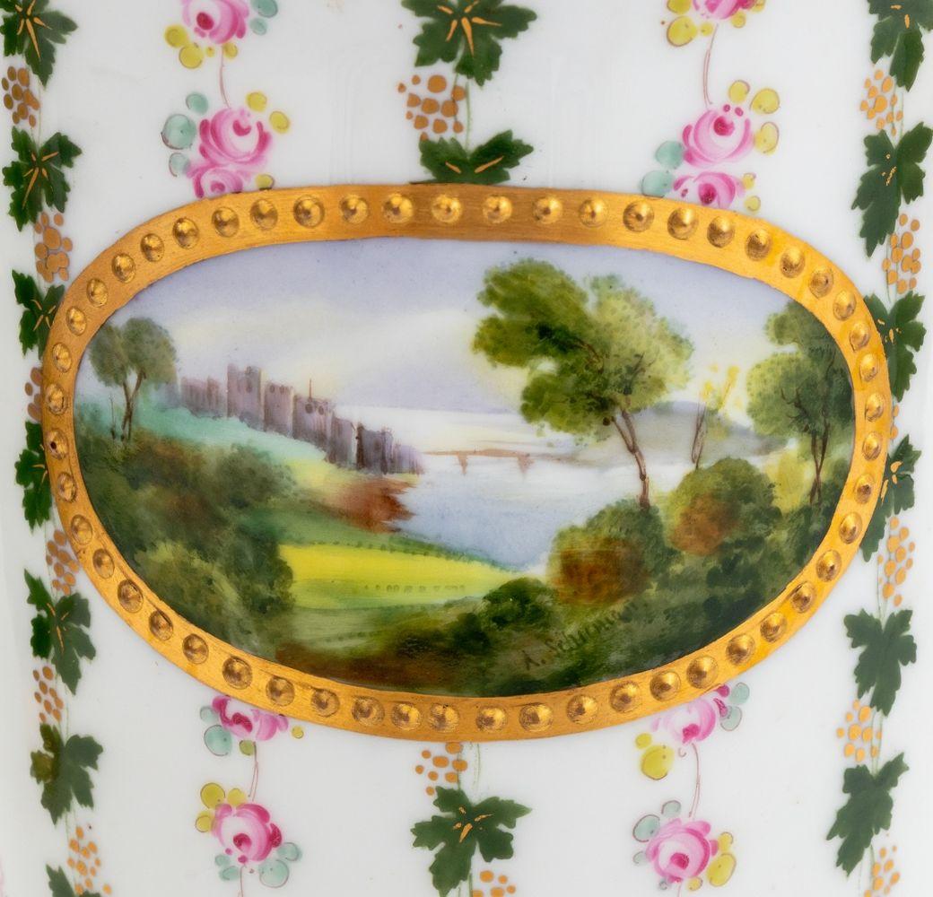 Deutsche Porzellanvase mit zwei Henkeln (Neoklassisch) im Angebot