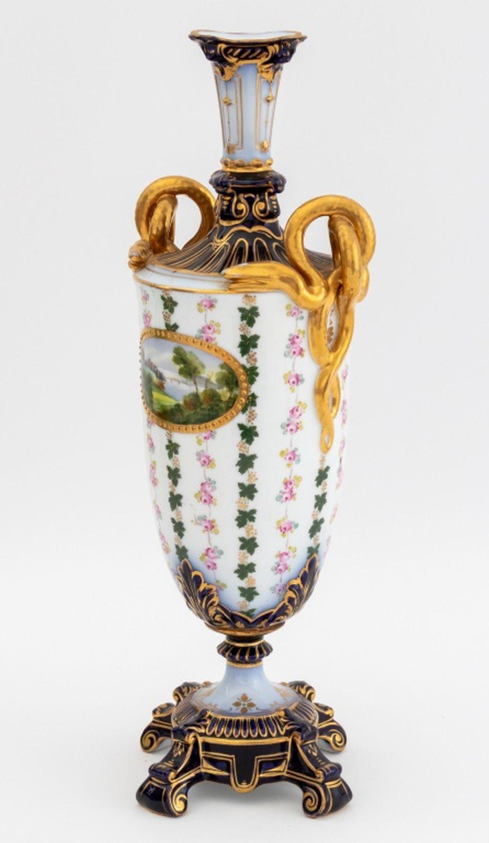 Deutsche Porzellanvase mit zwei Henkeln im Angebot 1