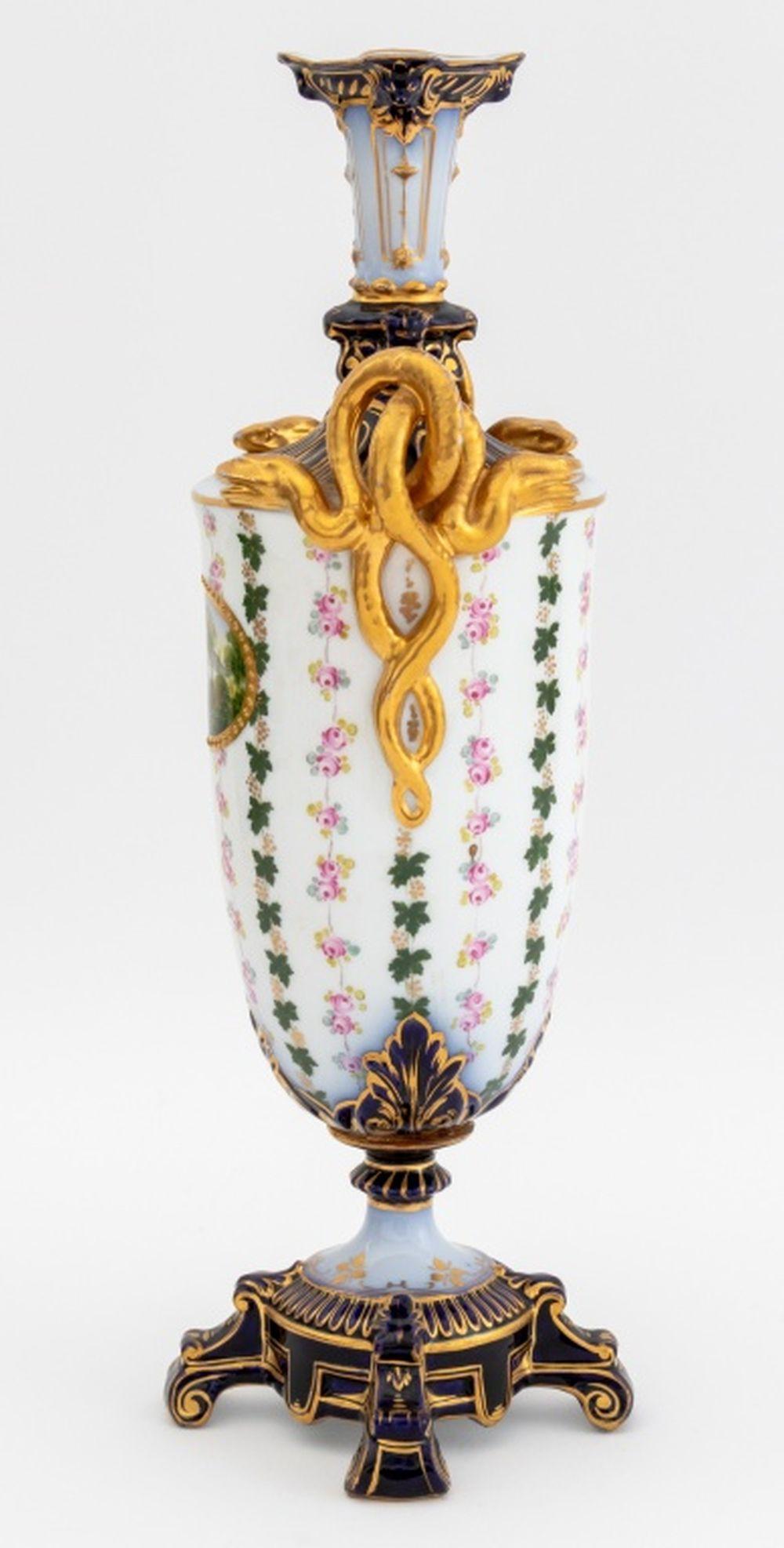 Deutsche Porzellanvase mit zwei Henkeln im Angebot 2