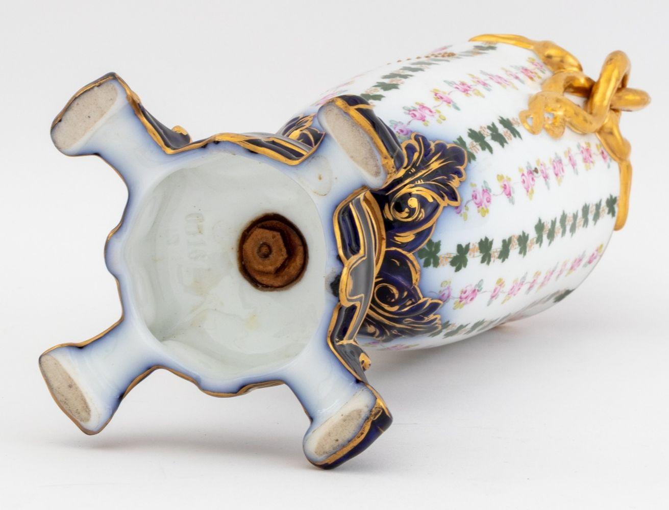 Deutsche Porzellanvase mit zwei Henkeln im Angebot 3