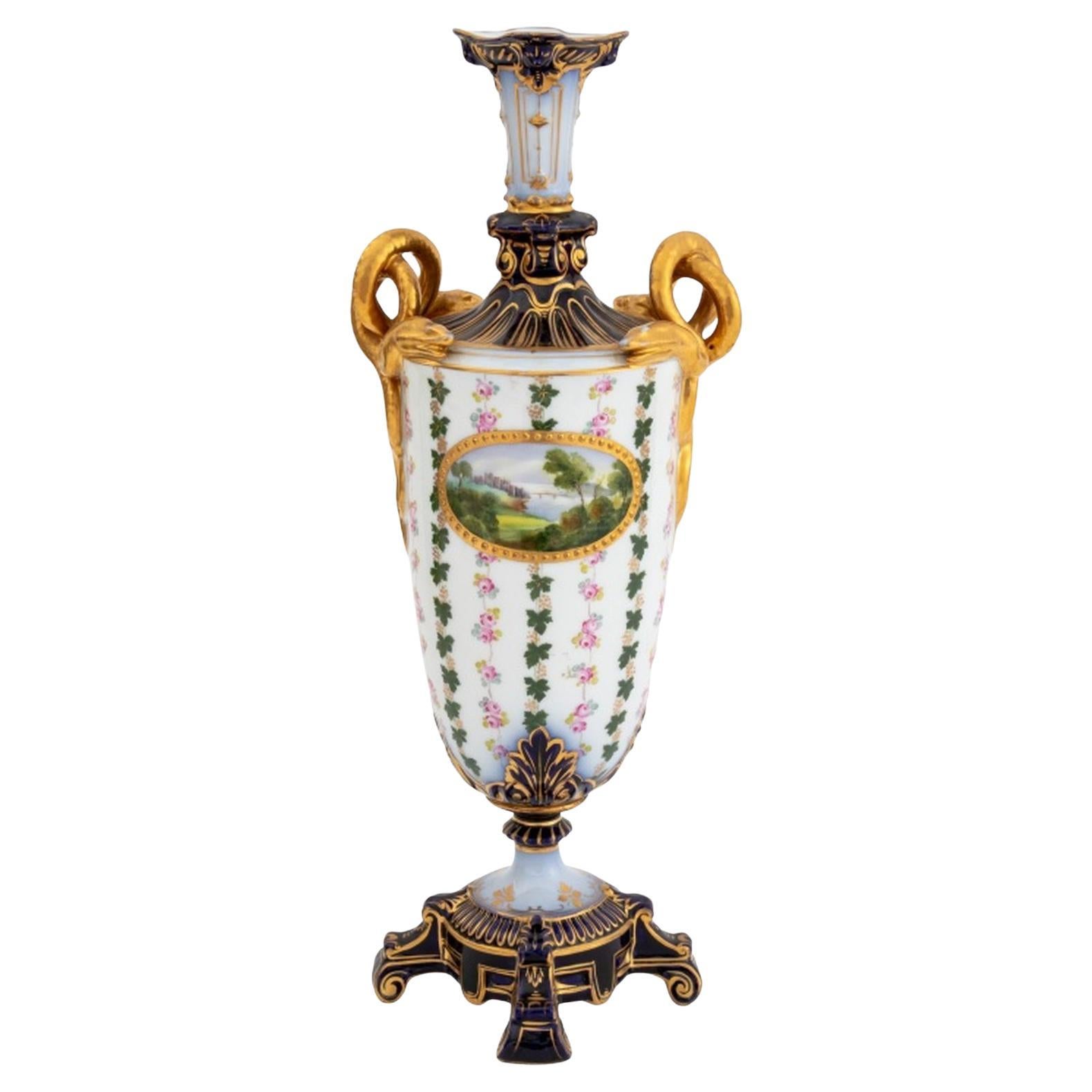 Deutsche Porzellanvase mit zwei Henkeln im Angebot