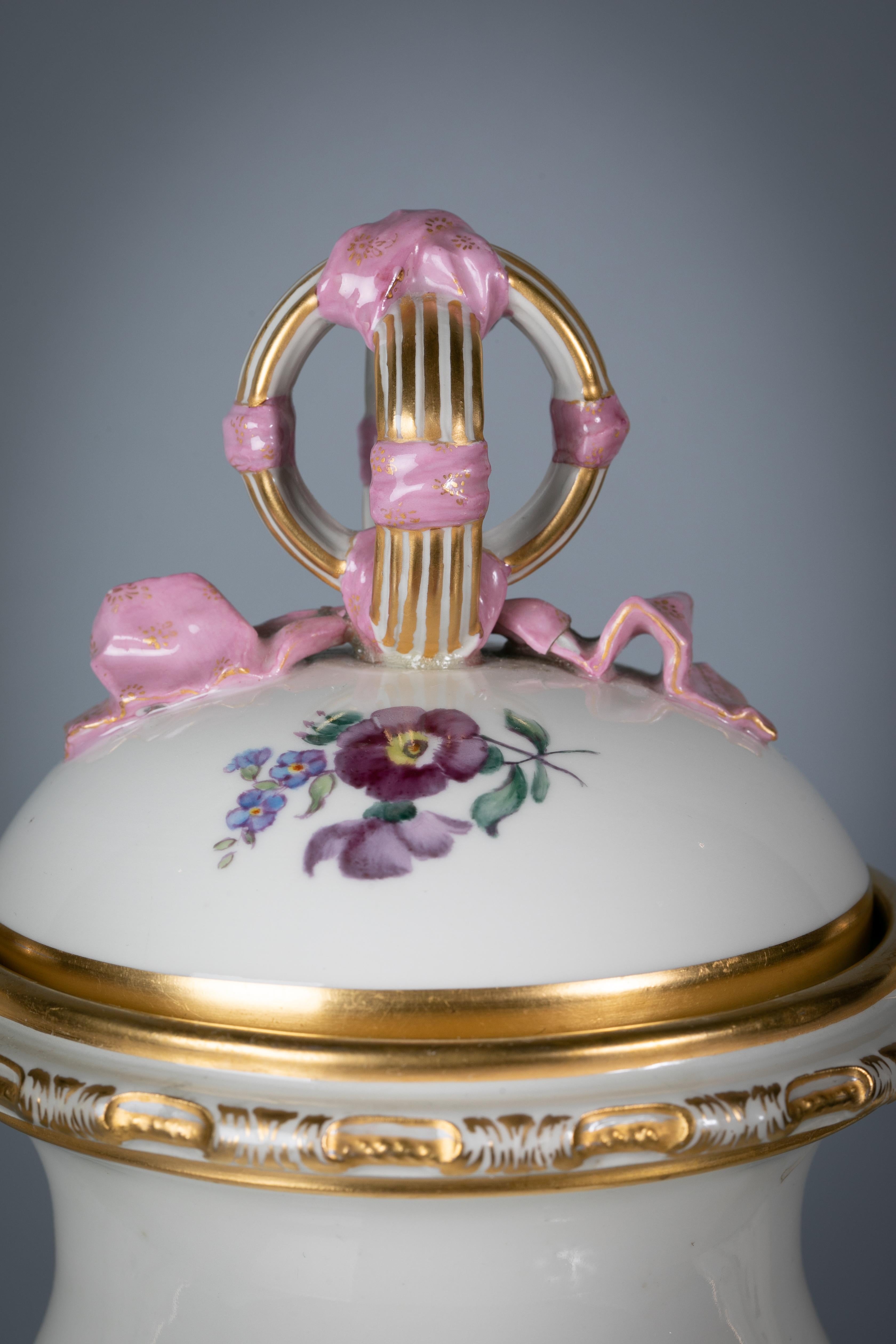 Deutsche Deckelvase aus deutschem Porzellan mit zwei Henkeln, Berlin, um 1880 (Spätes 19. Jahrhundert)