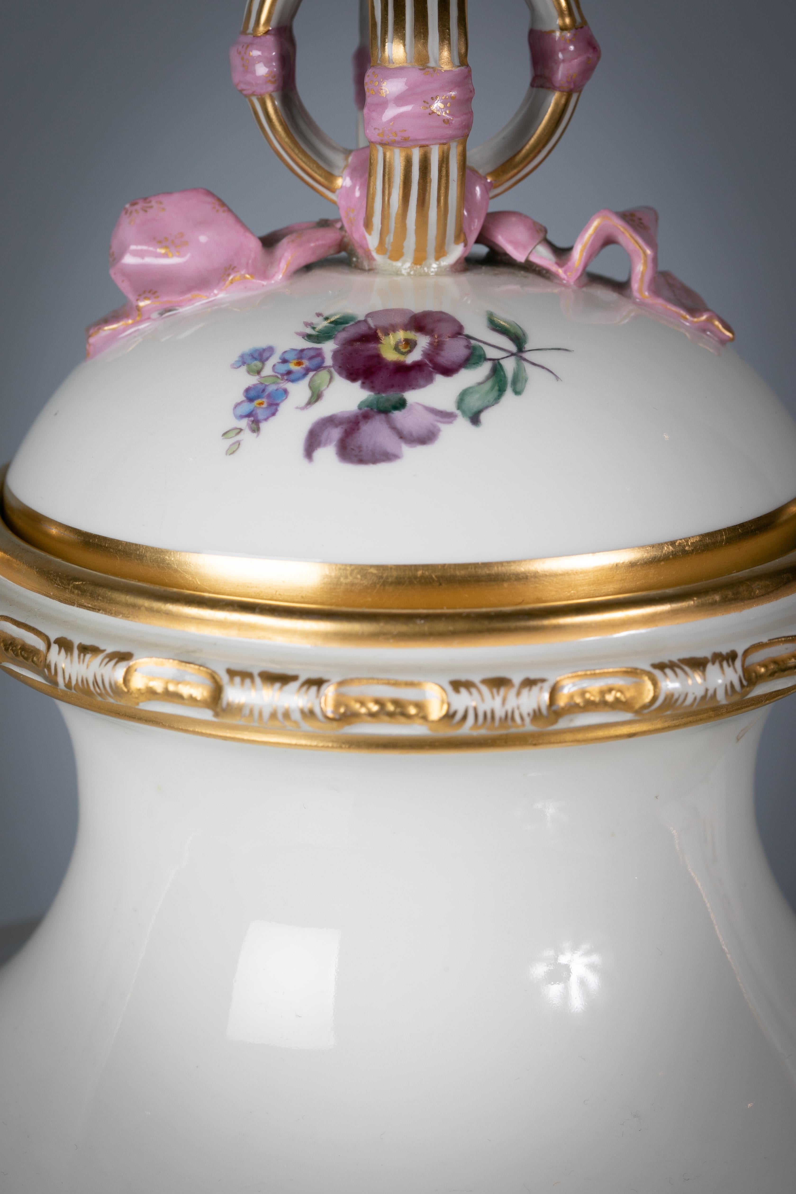 Deutsche Deckelvase aus deutschem Porzellan mit zwei Henkeln, Berlin, um 1880 1